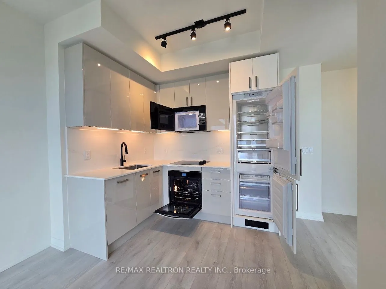 280 Dundas Street W, #2813