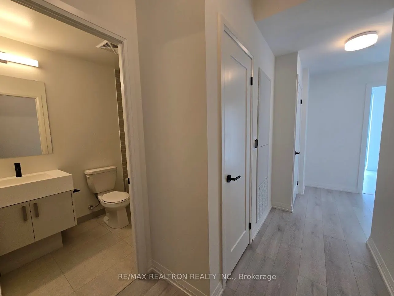 280 Dundas Street W, #2813