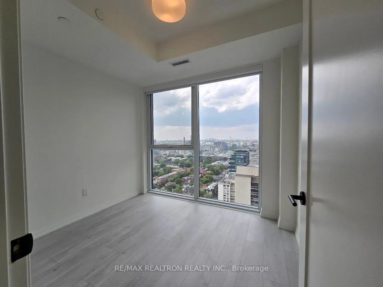 280 Dundas Street W, #2813