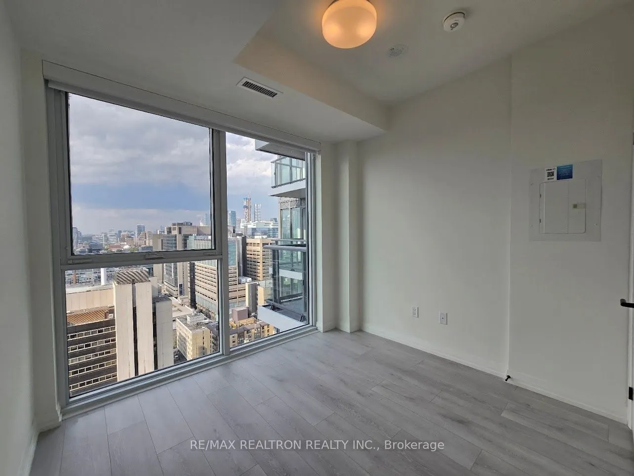 280 Dundas Street W, #2813