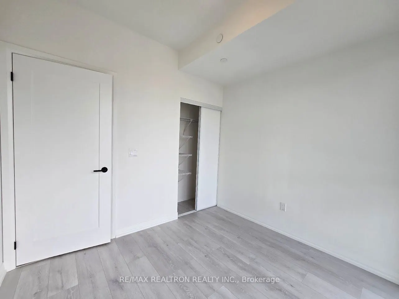 280 Dundas Street W, #2813