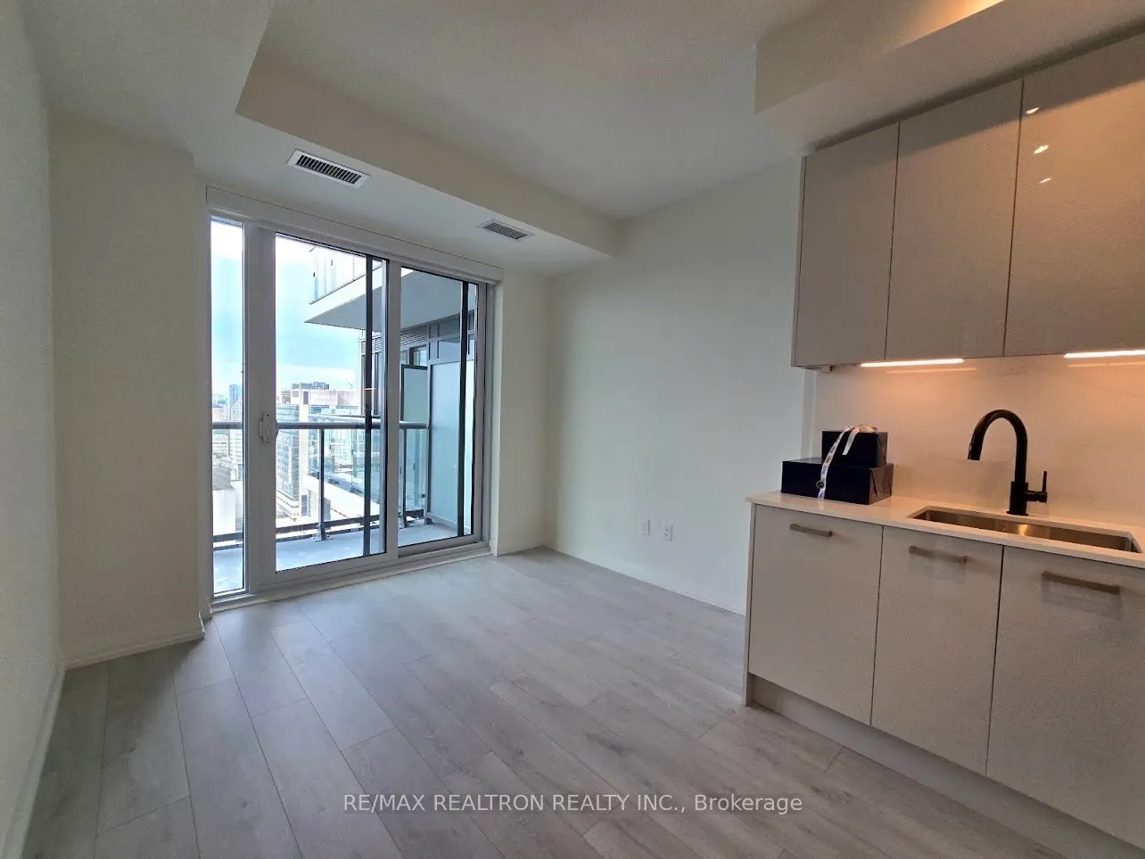 280 Dundas Street W, #2813