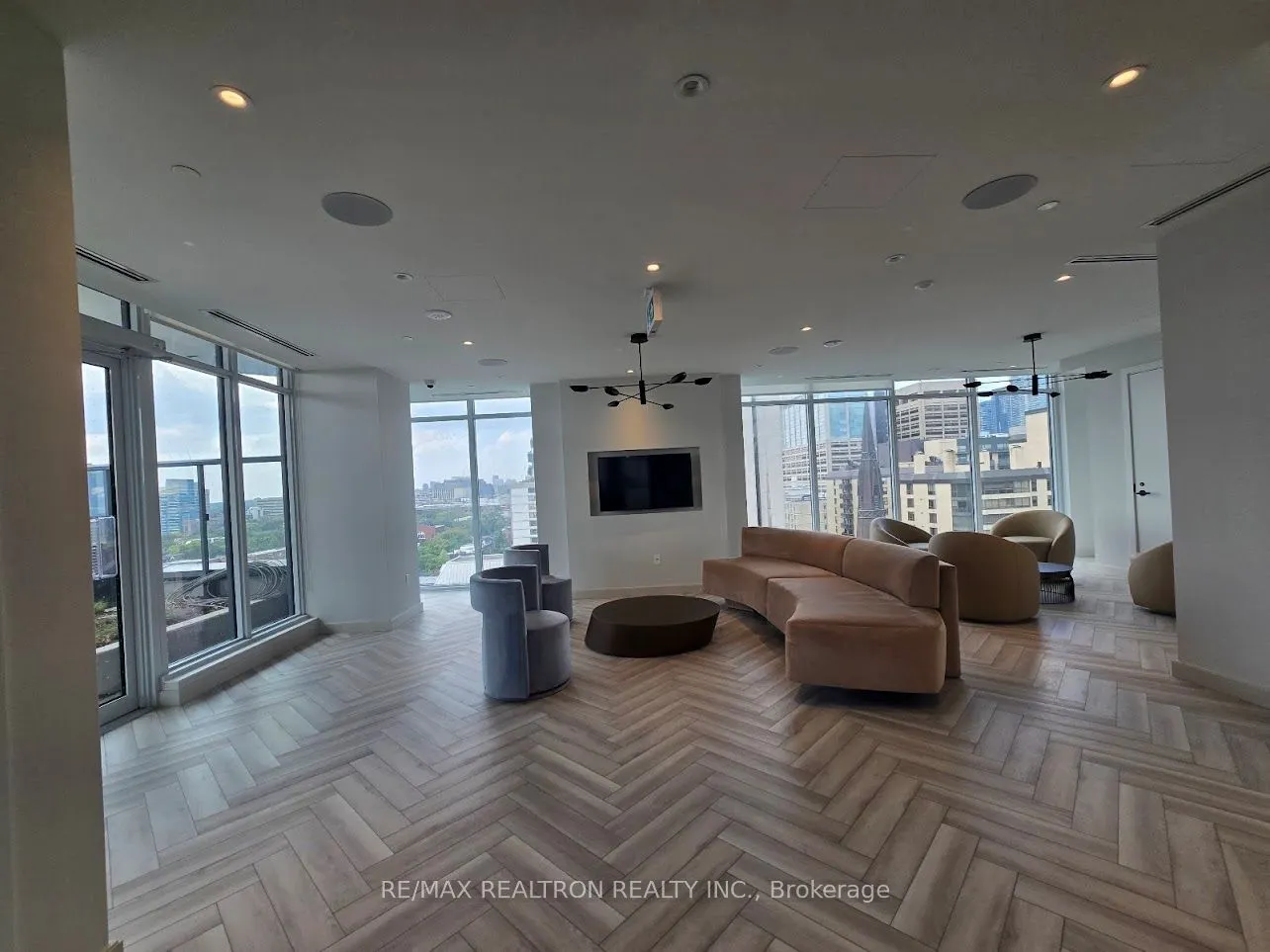 280 Dundas Street W, #2813