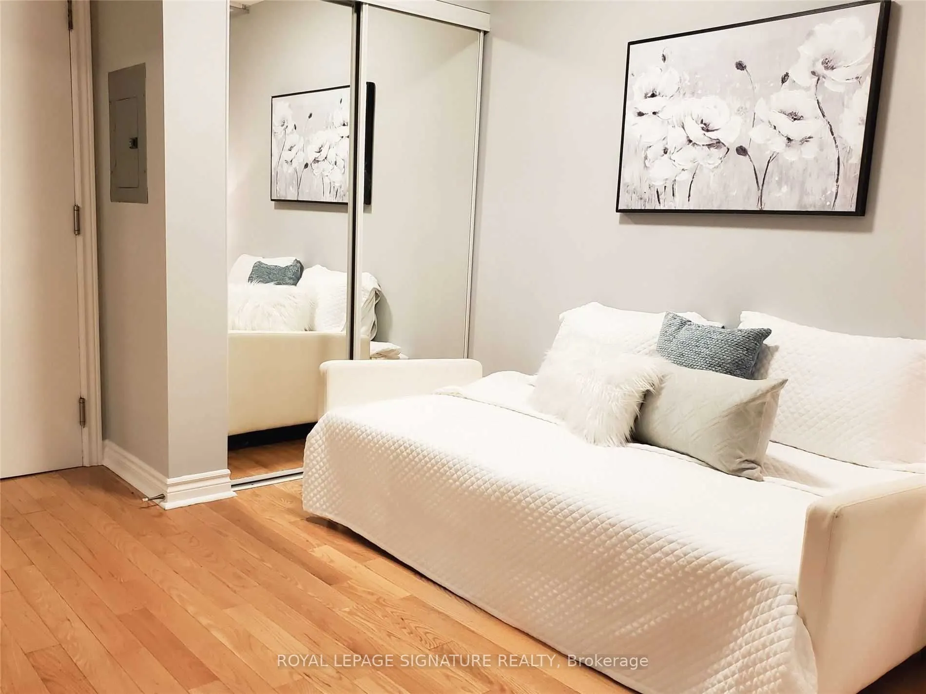 270 Wellington Street, #722