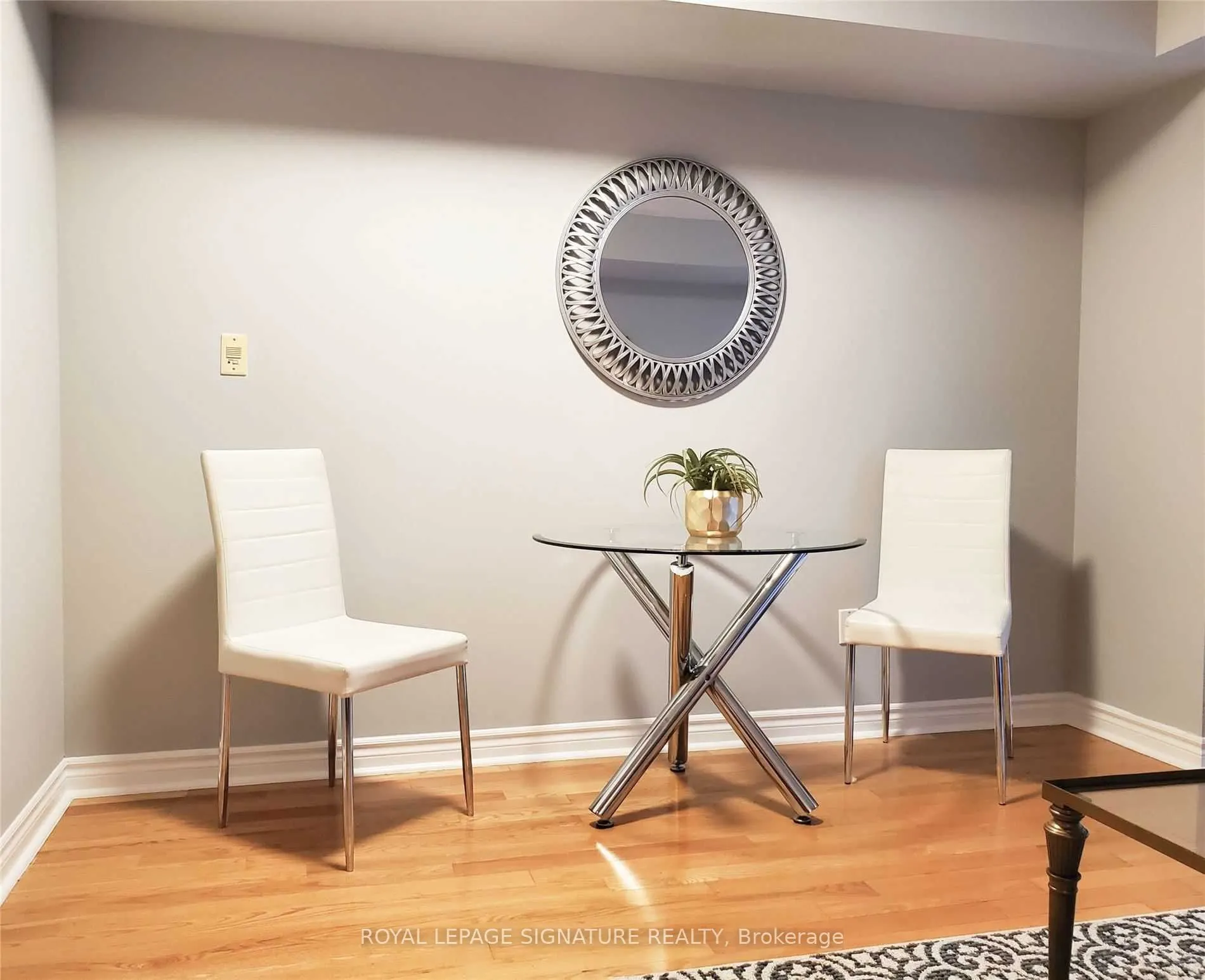 270 Wellington Street, #722