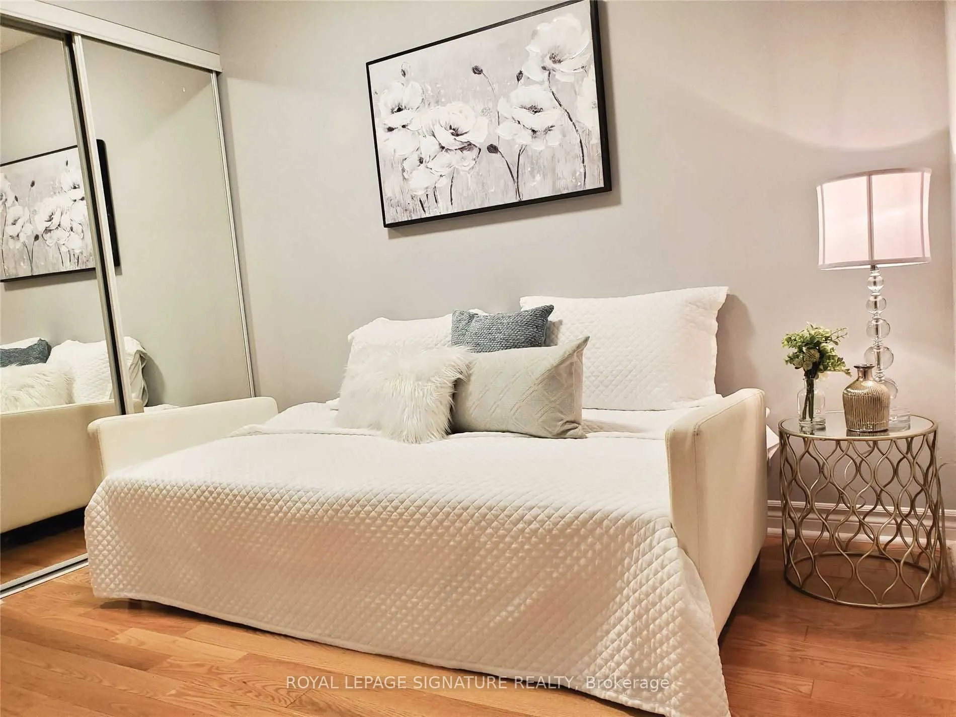 270 Wellington Street, #722