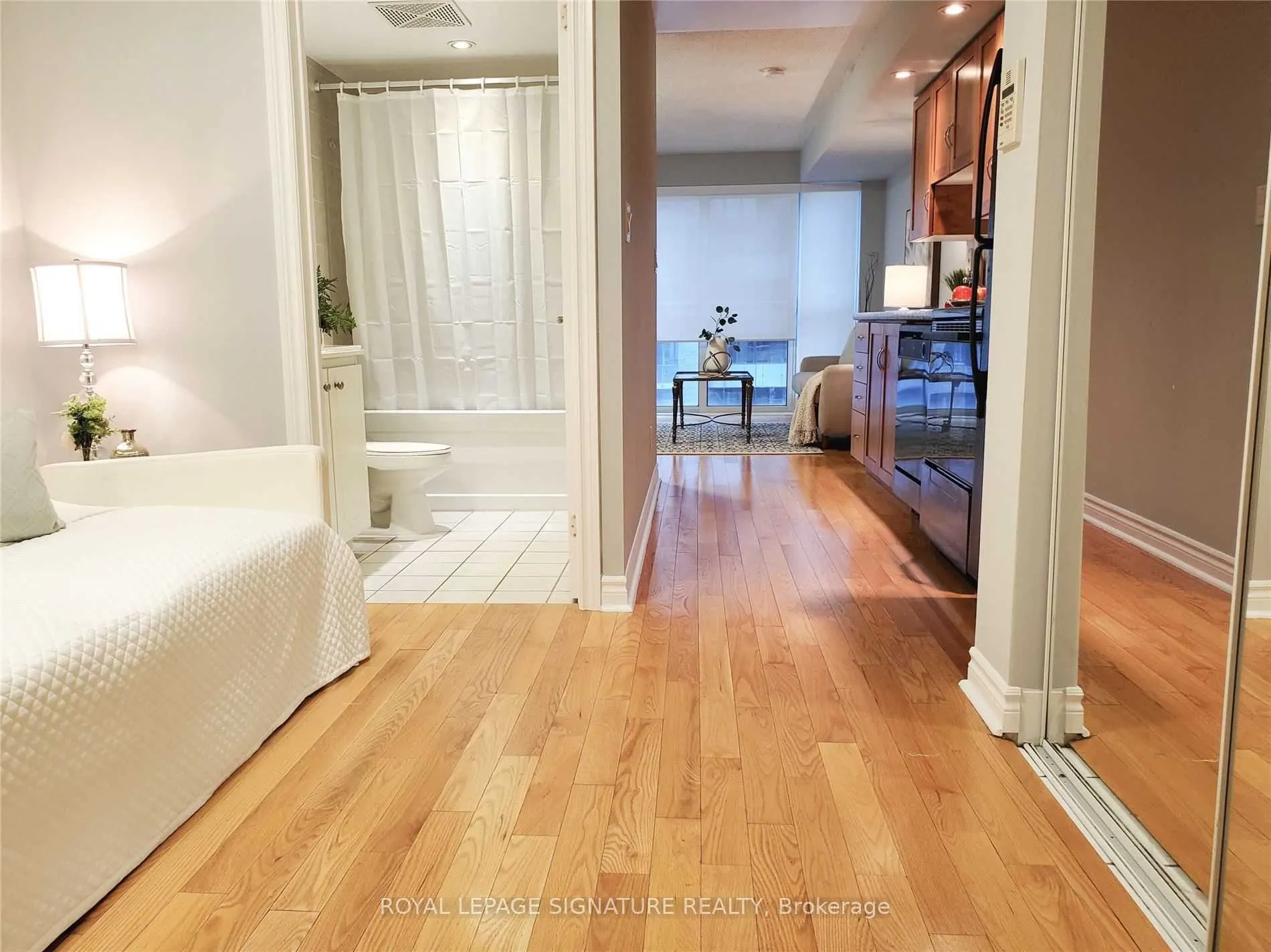 270 Wellington Street, #722
