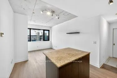 400 Wellington Street W, #501