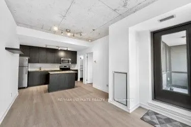 400 Wellington Street W, #501