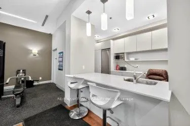 400 Wellington Street W, #501