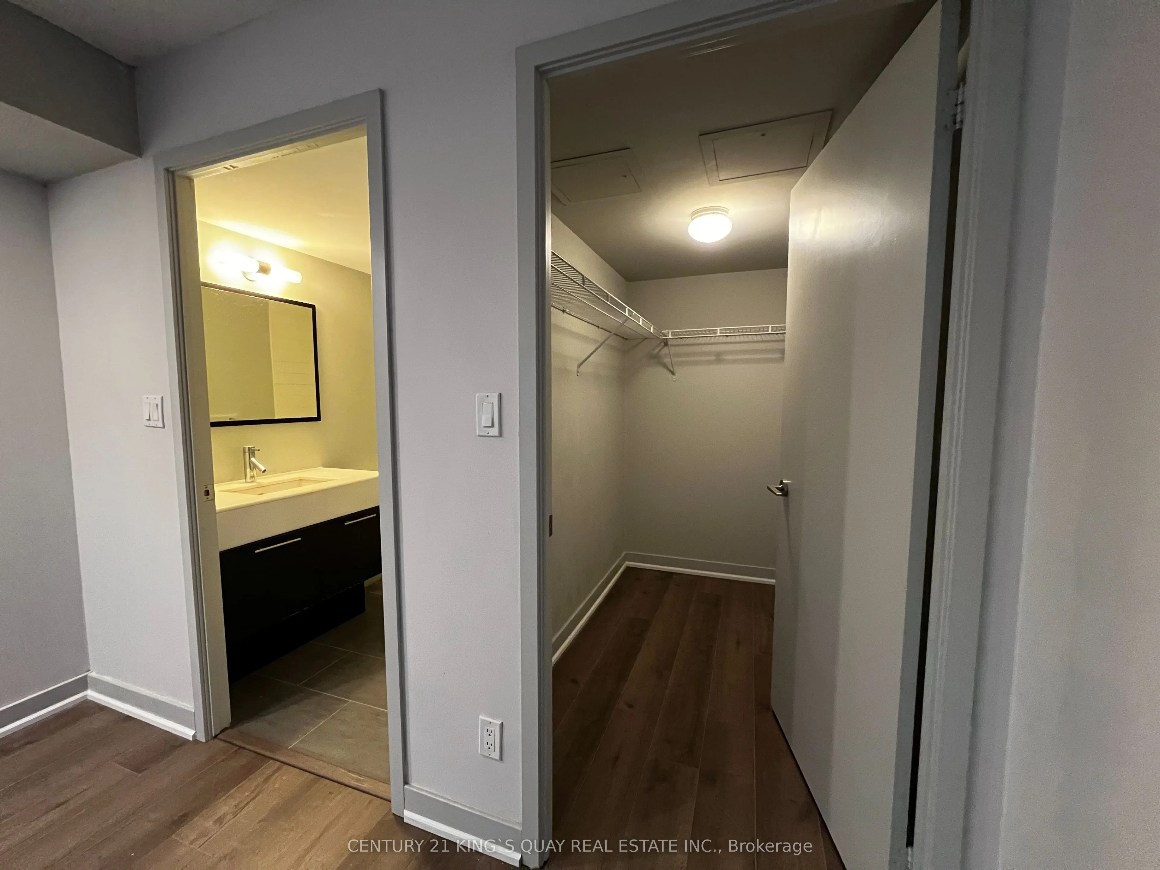 126 Simcoe Street, #407