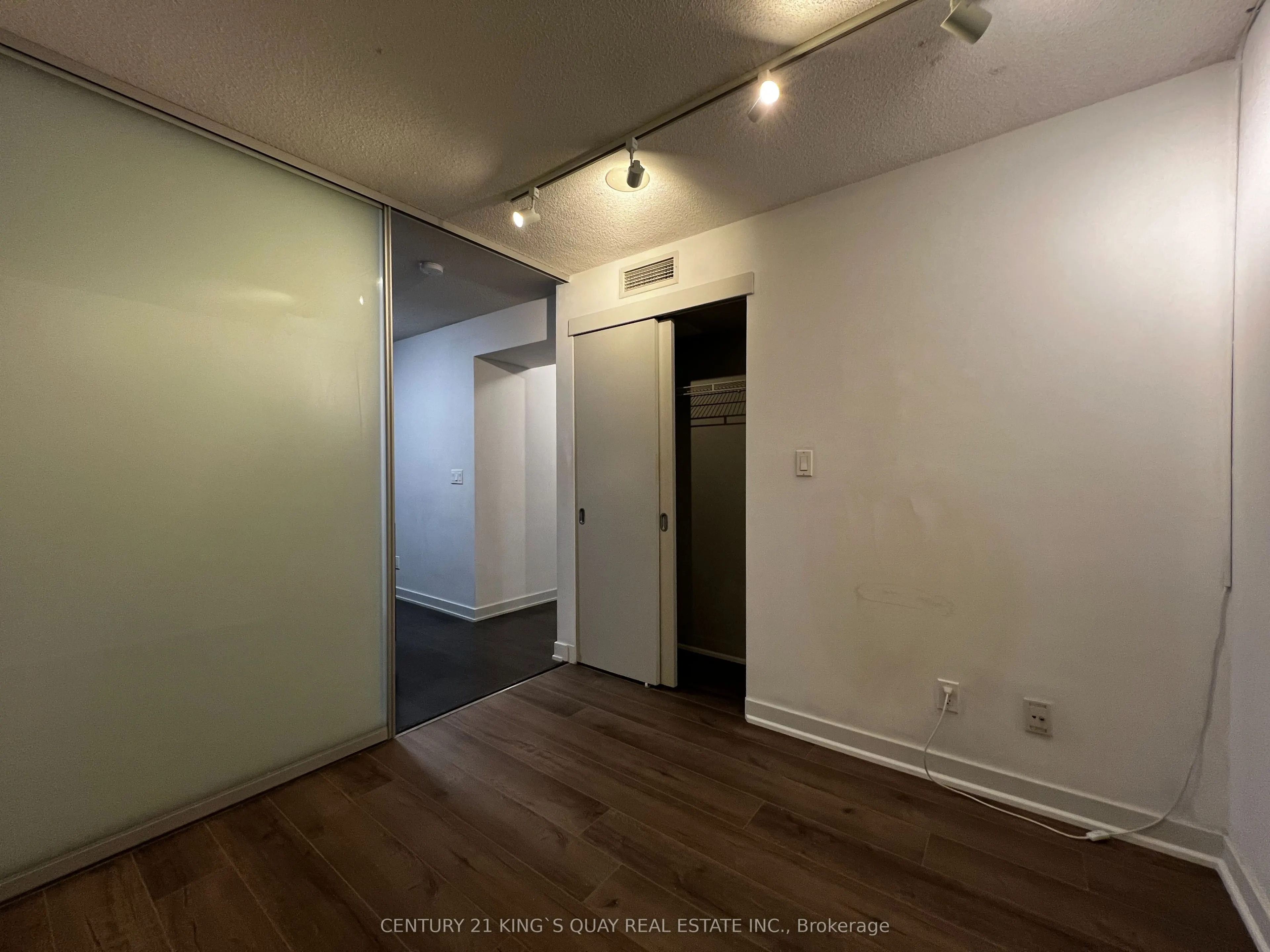 126 Simcoe Street, #407