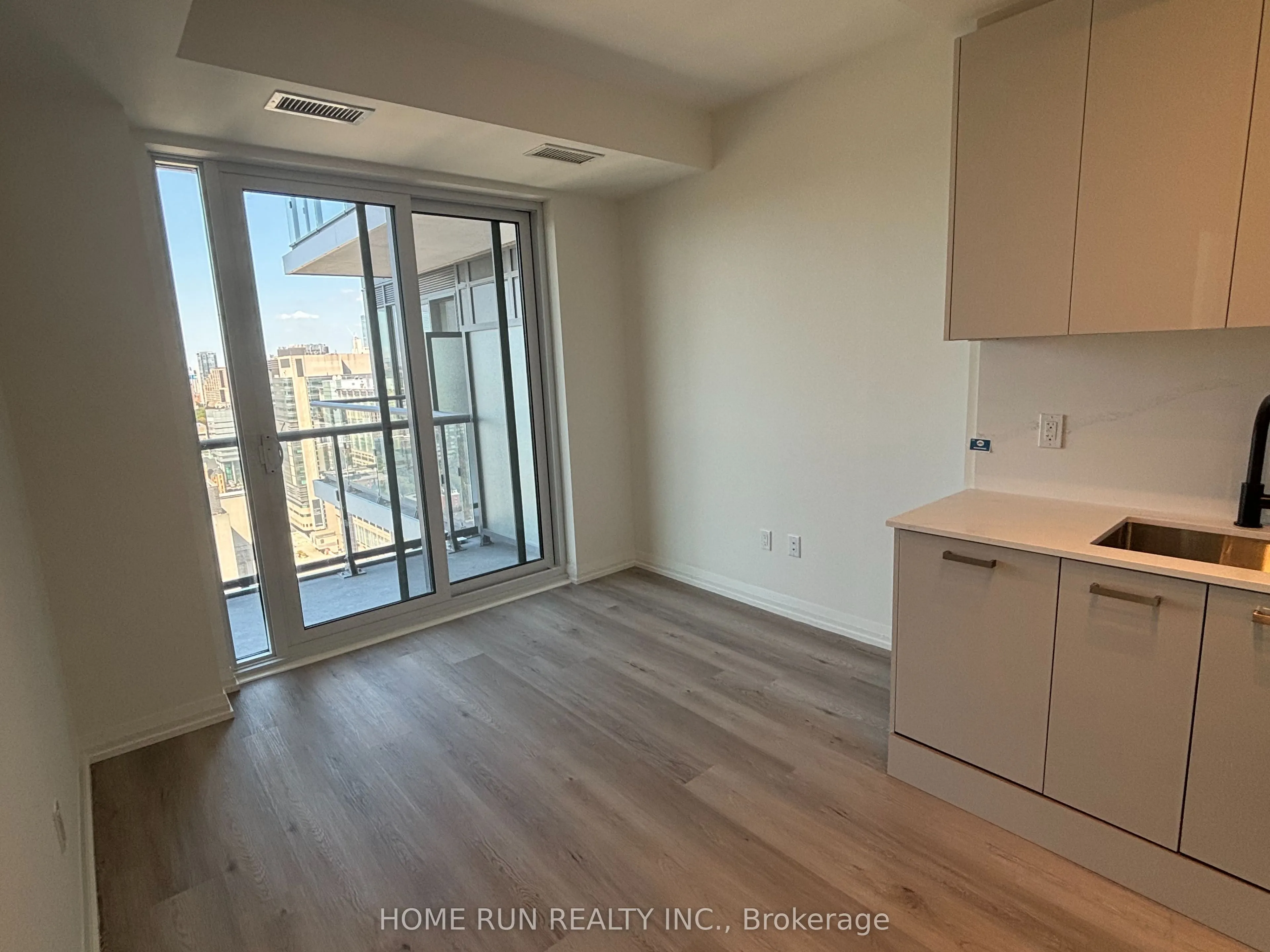 280 Dundas Street W, #2913