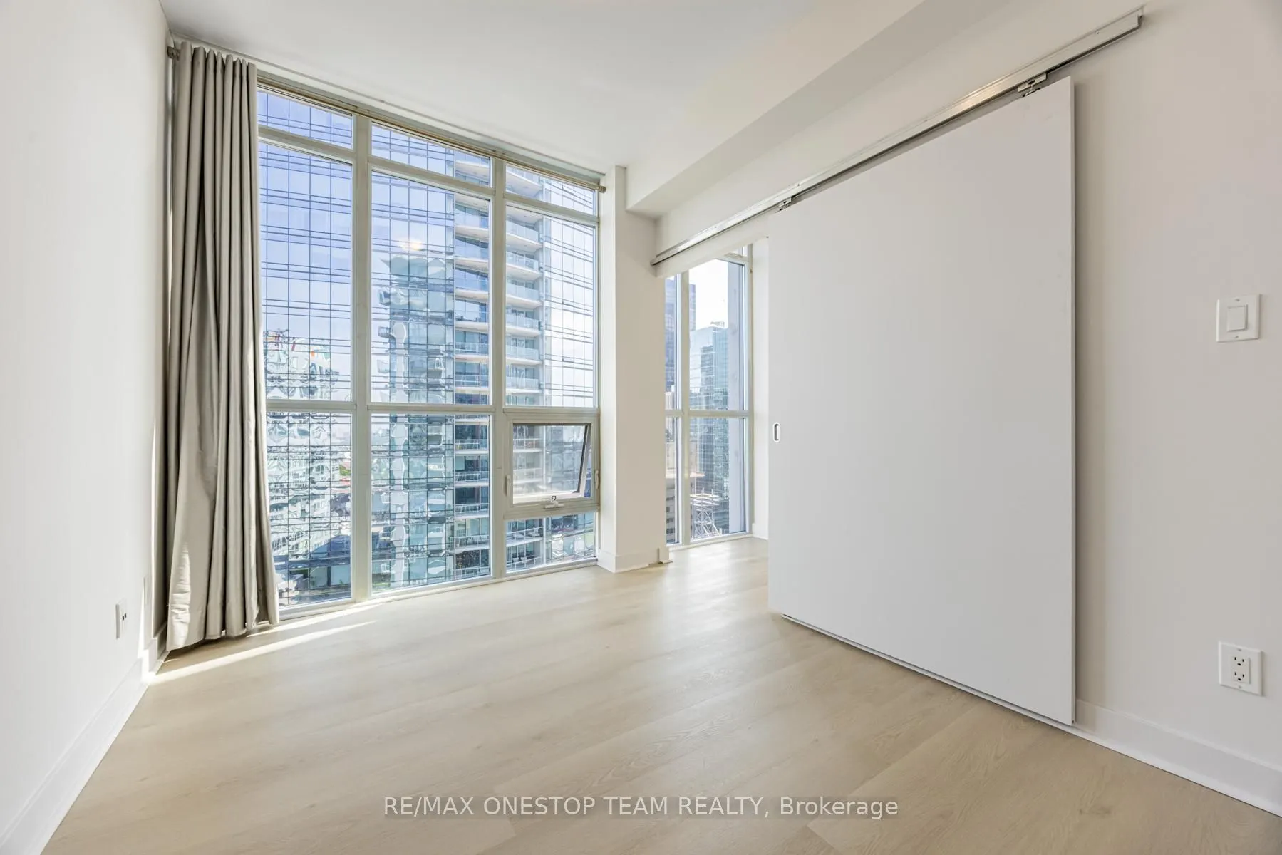 126 Simcoe Street, #2608