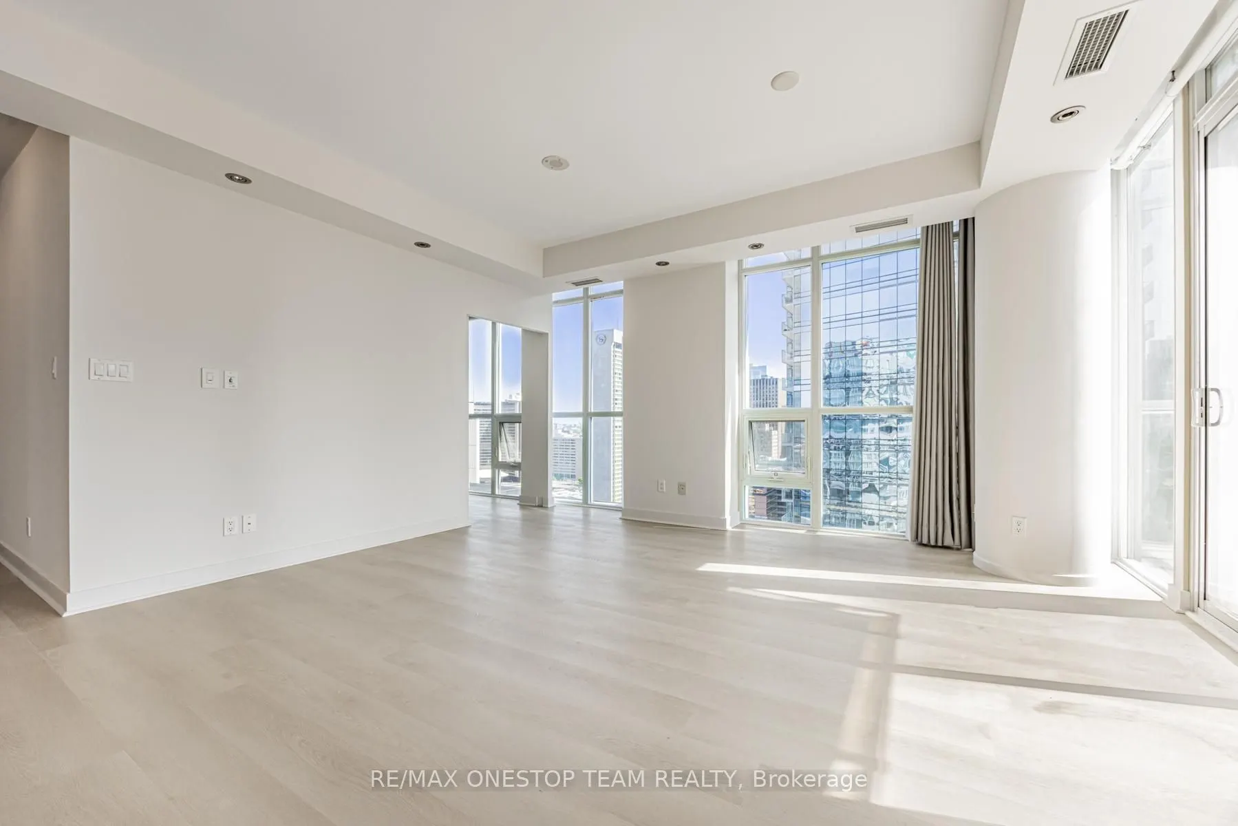 126 Simcoe Street, #2608
