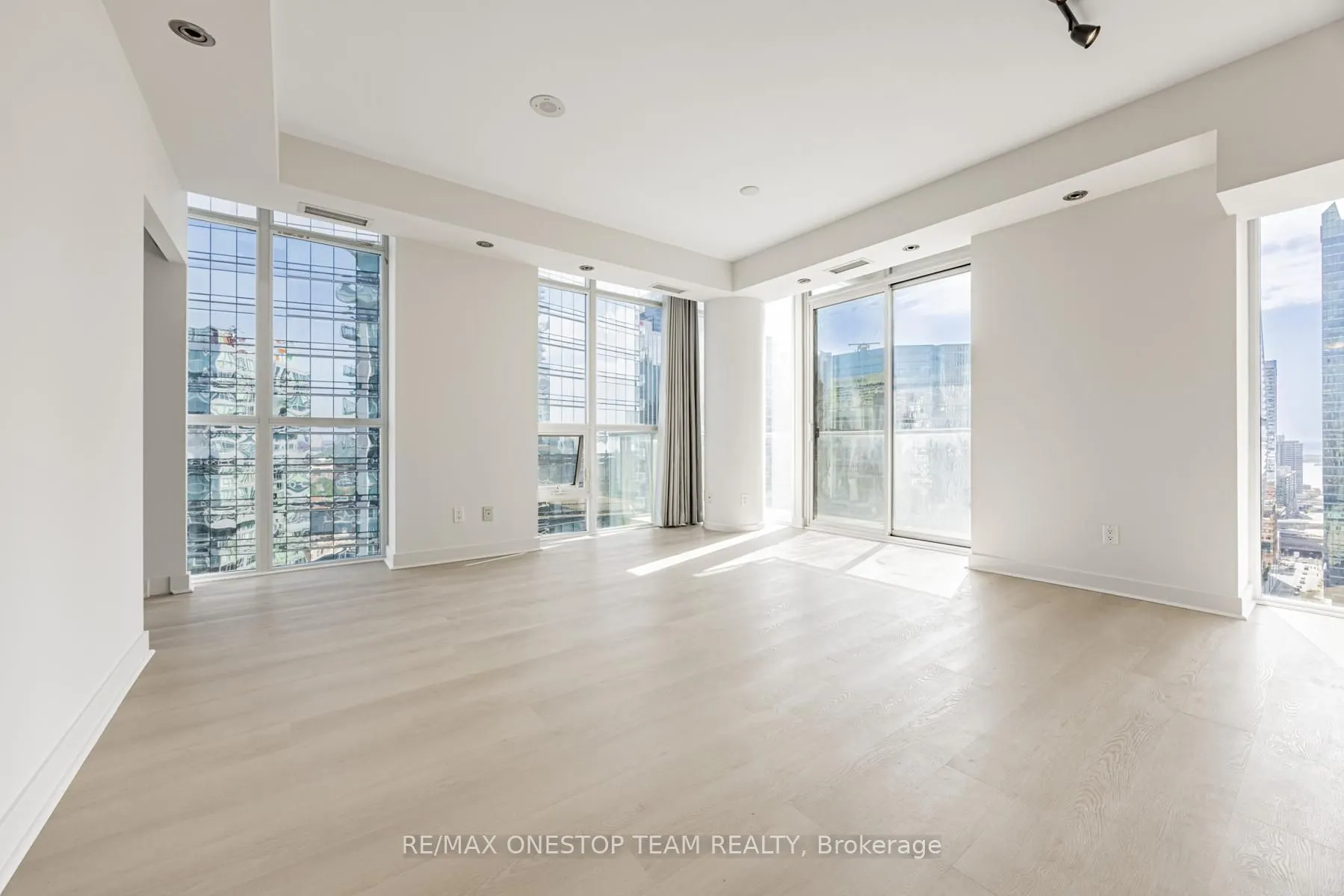 126 Simcoe Street, #2608