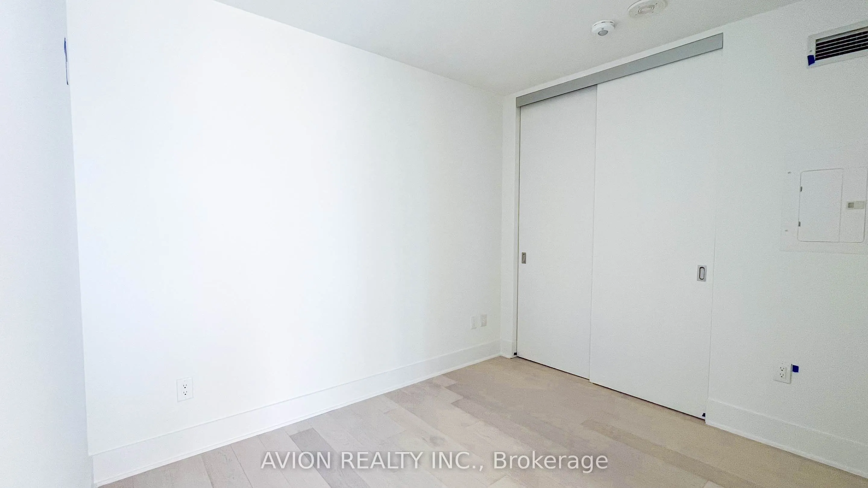 11 Yorkville Avenue, #09