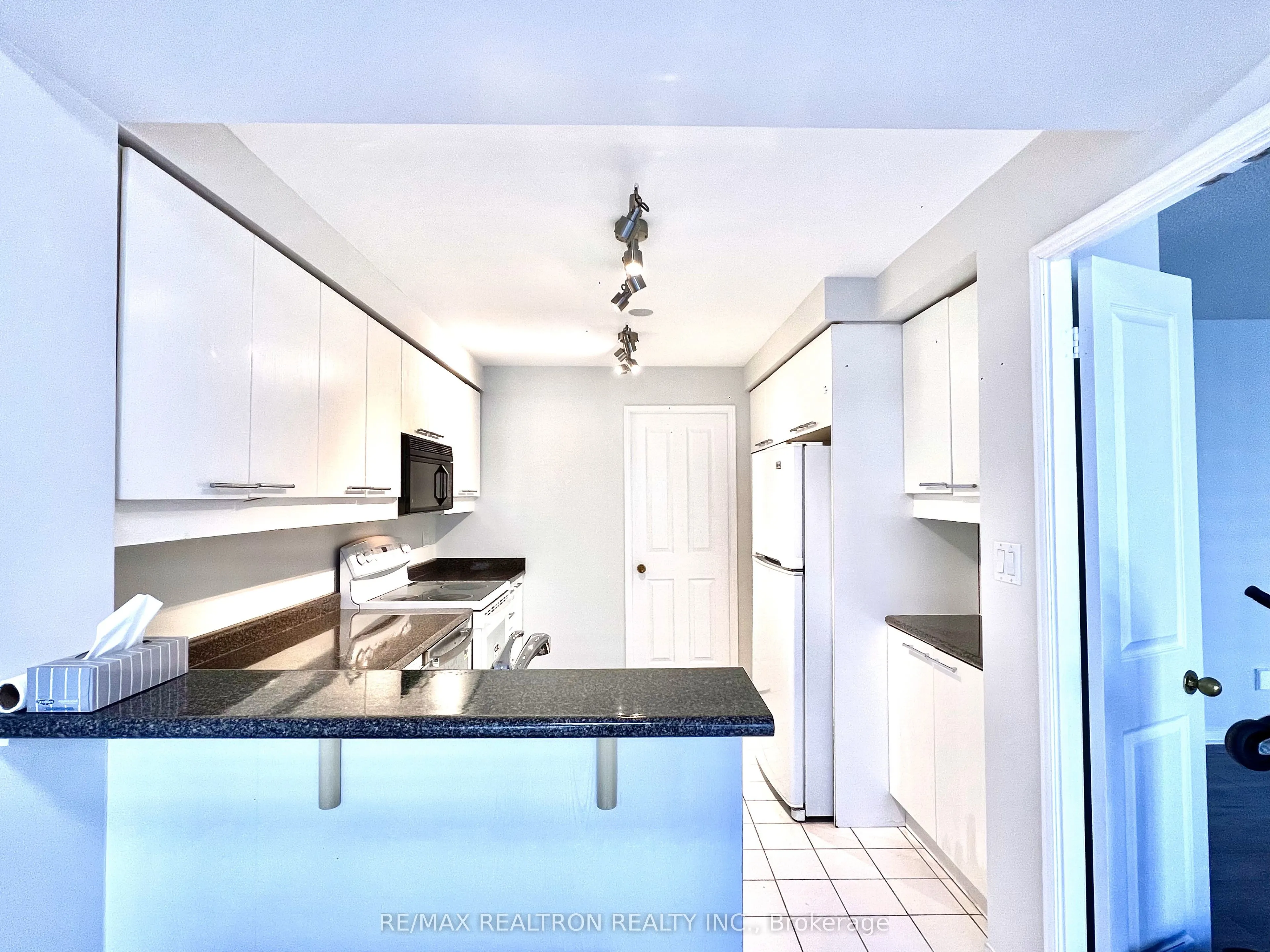 18 Hollywood Avenue N, #407