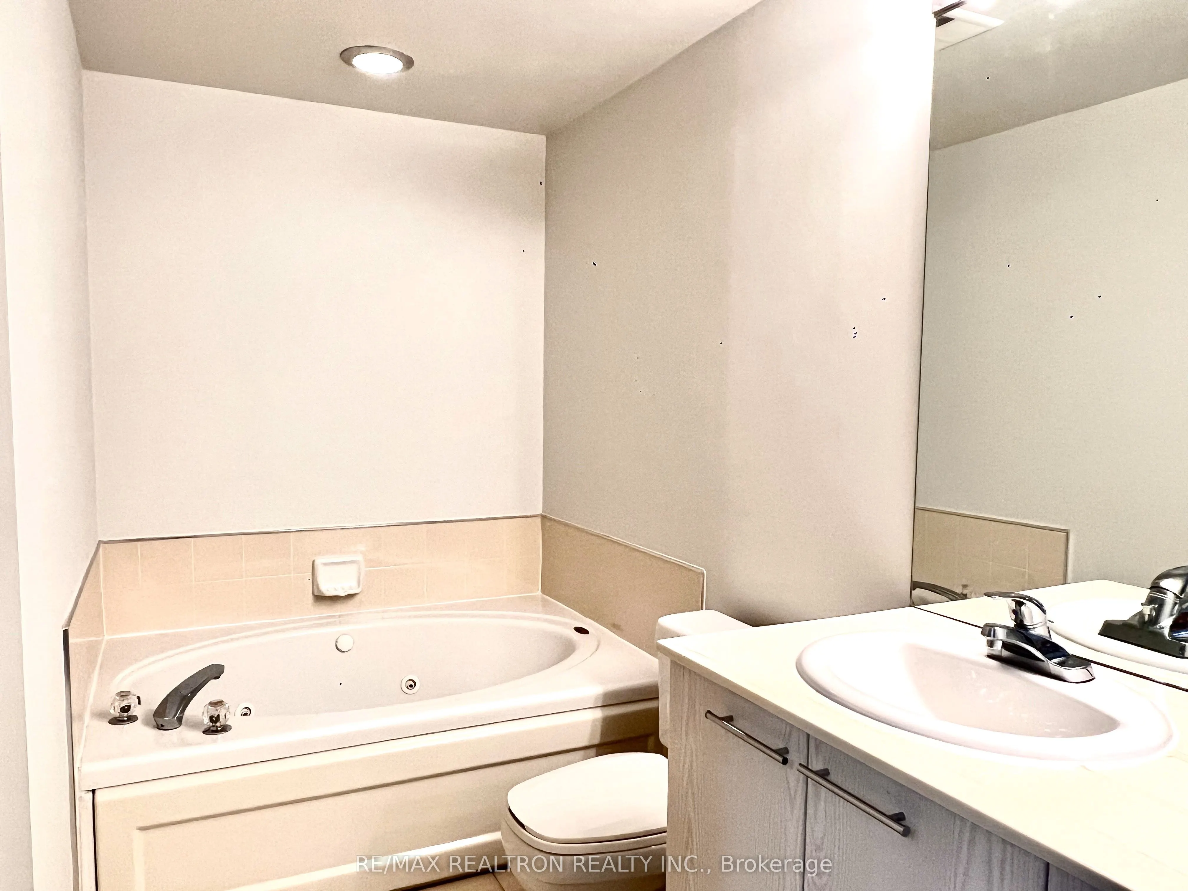 18 Hollywood Avenue N, #407