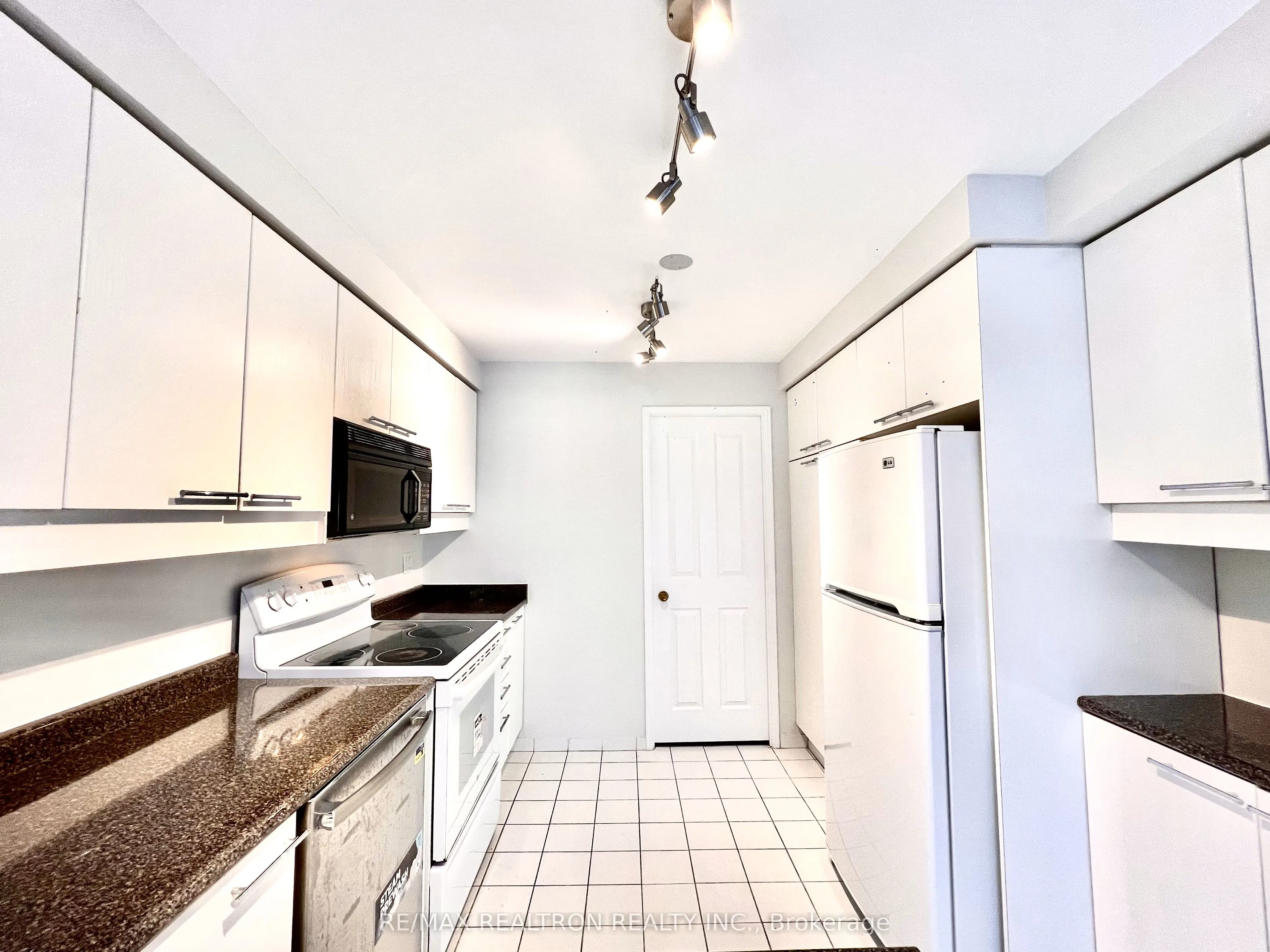 18 Hollywood Avenue N, #407