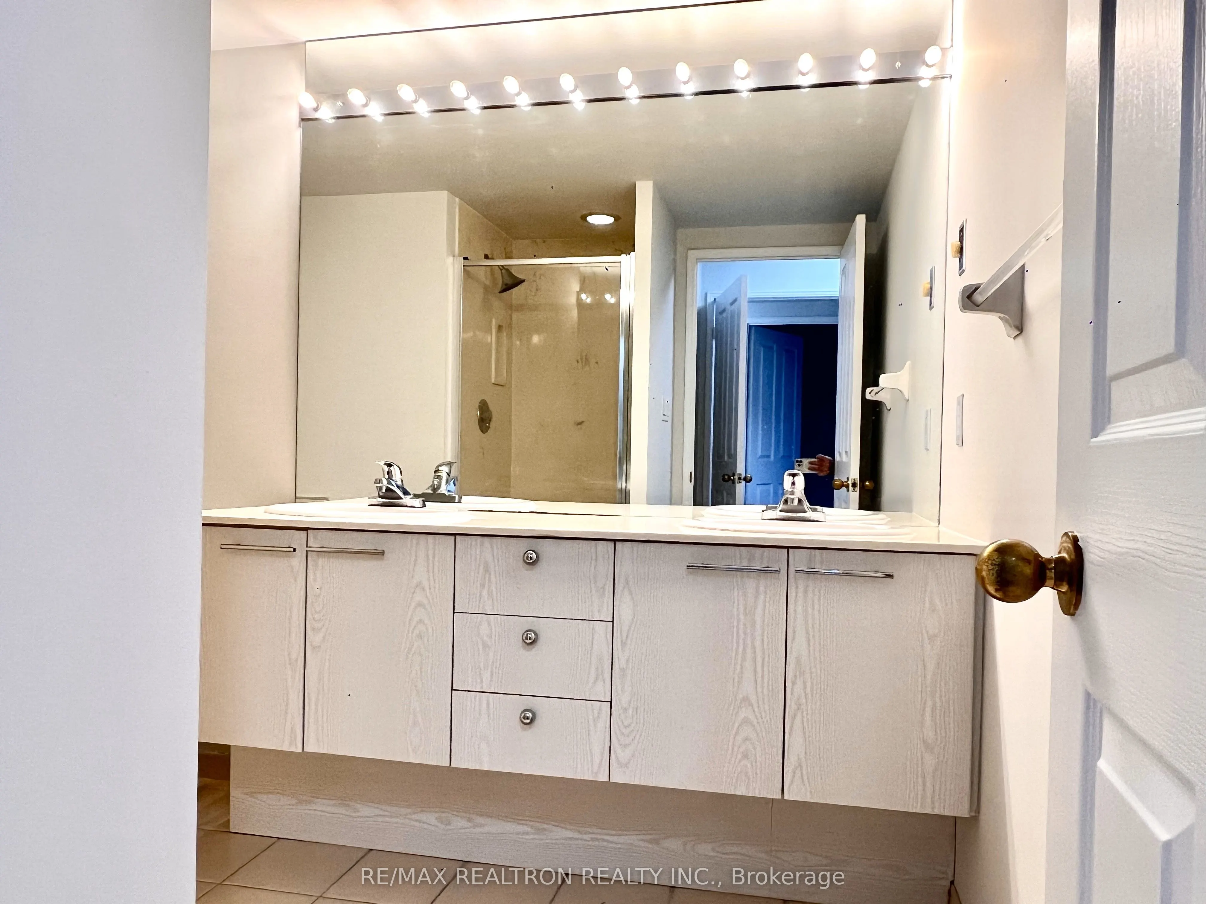 18 Hollywood Avenue N, #407