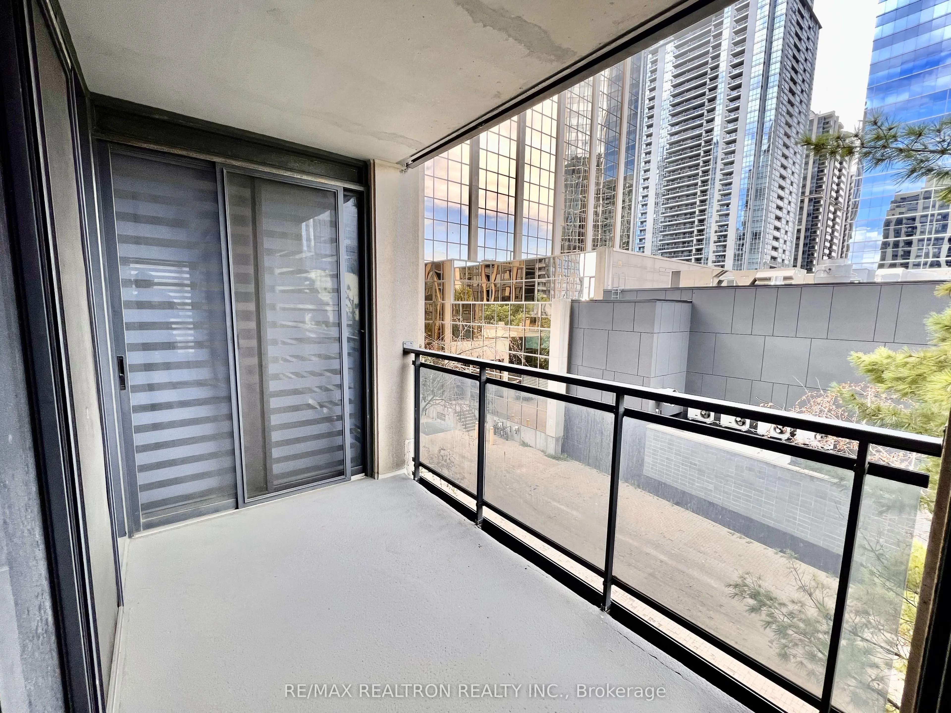 18 Hollywood Avenue N, #407