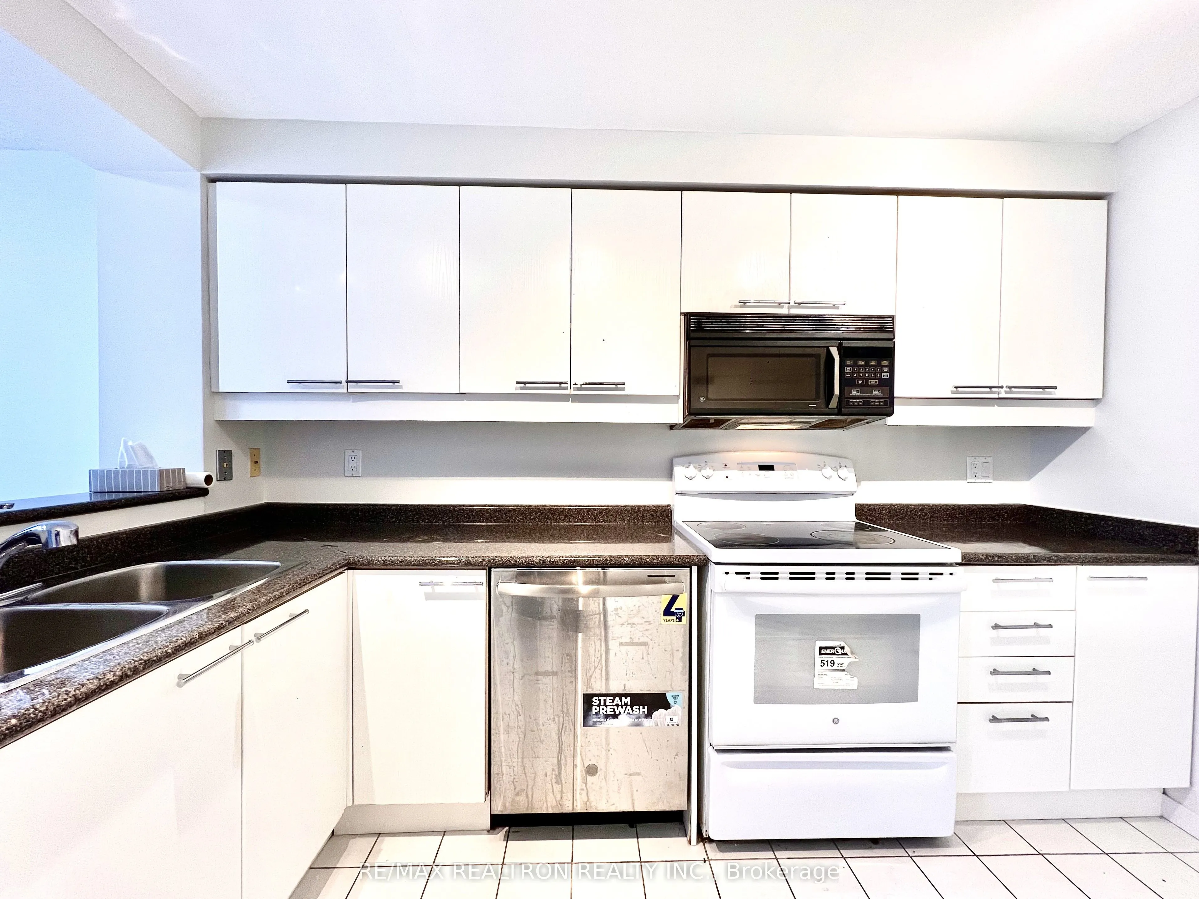 18 Hollywood Avenue N, #407