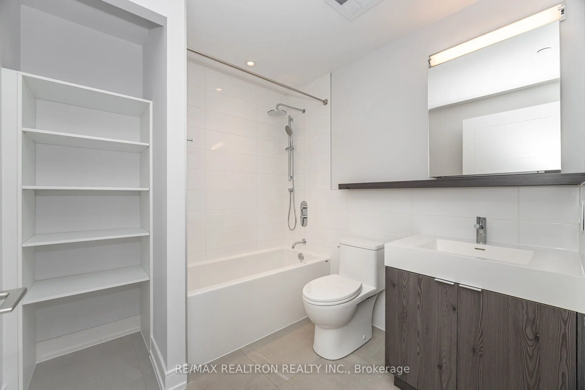 664 Spadina Avenue, #907