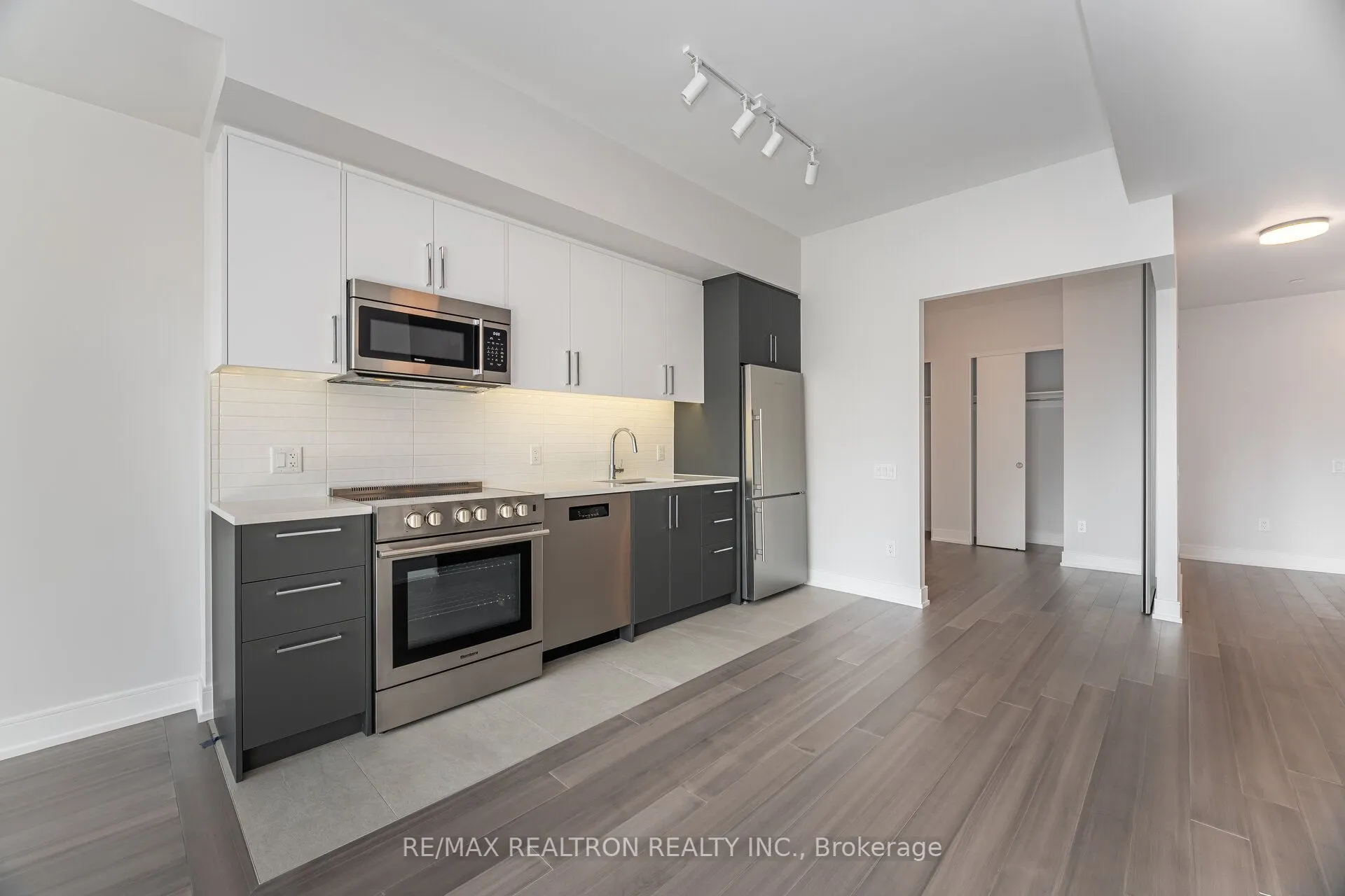 664 Spadina Avenue, #907