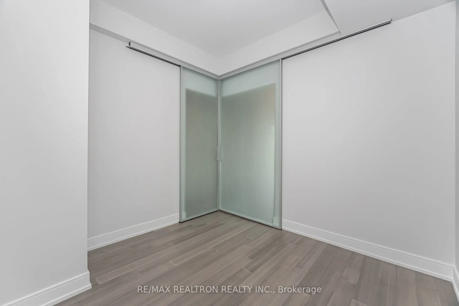 664 Spadina Avenue, #907