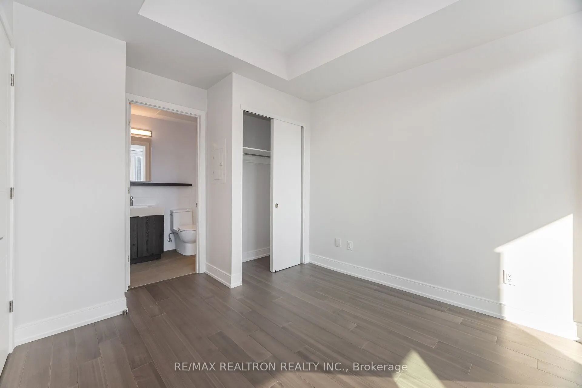 664 Spadina Avenue, #907