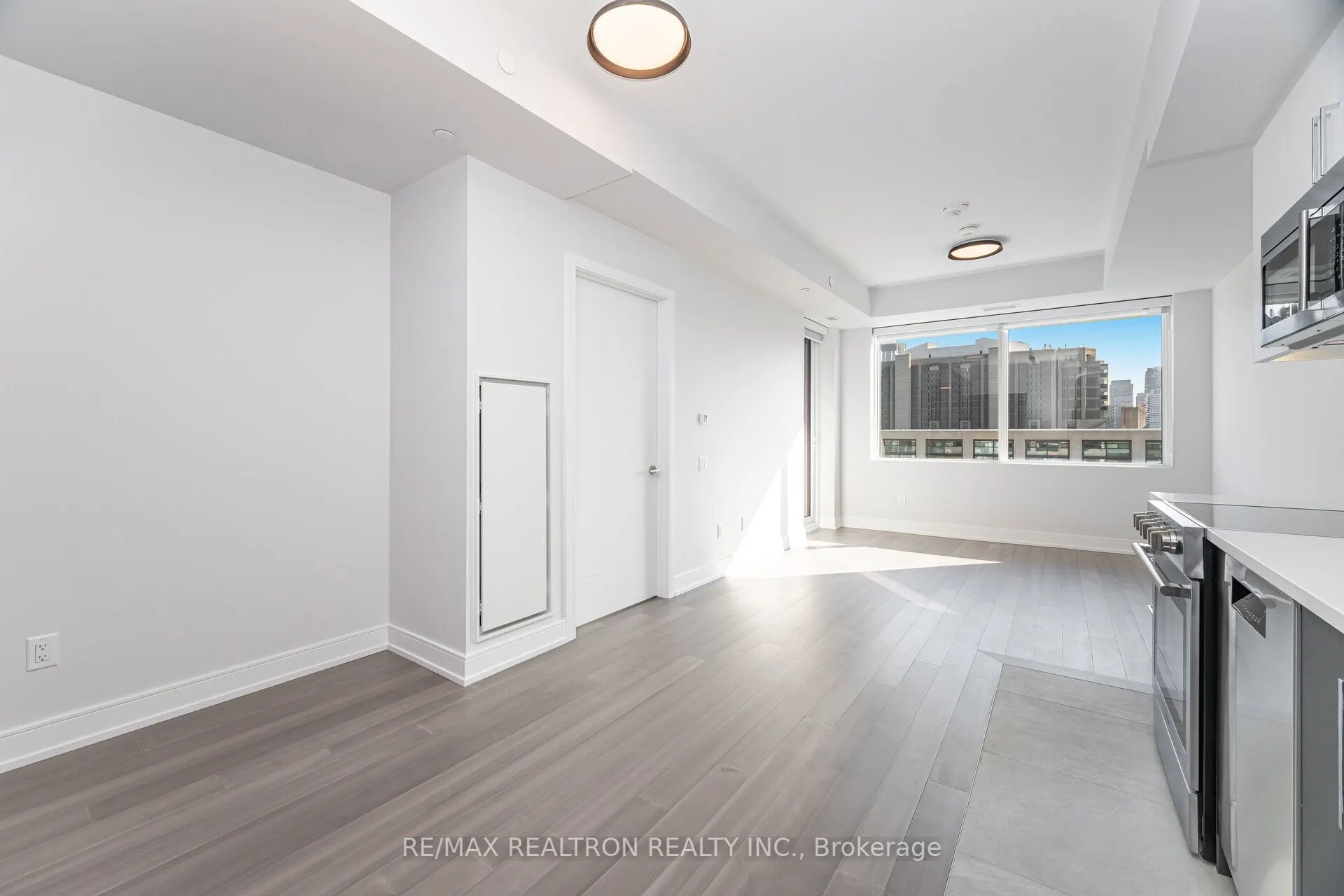 664 Spadina Avenue, #907
