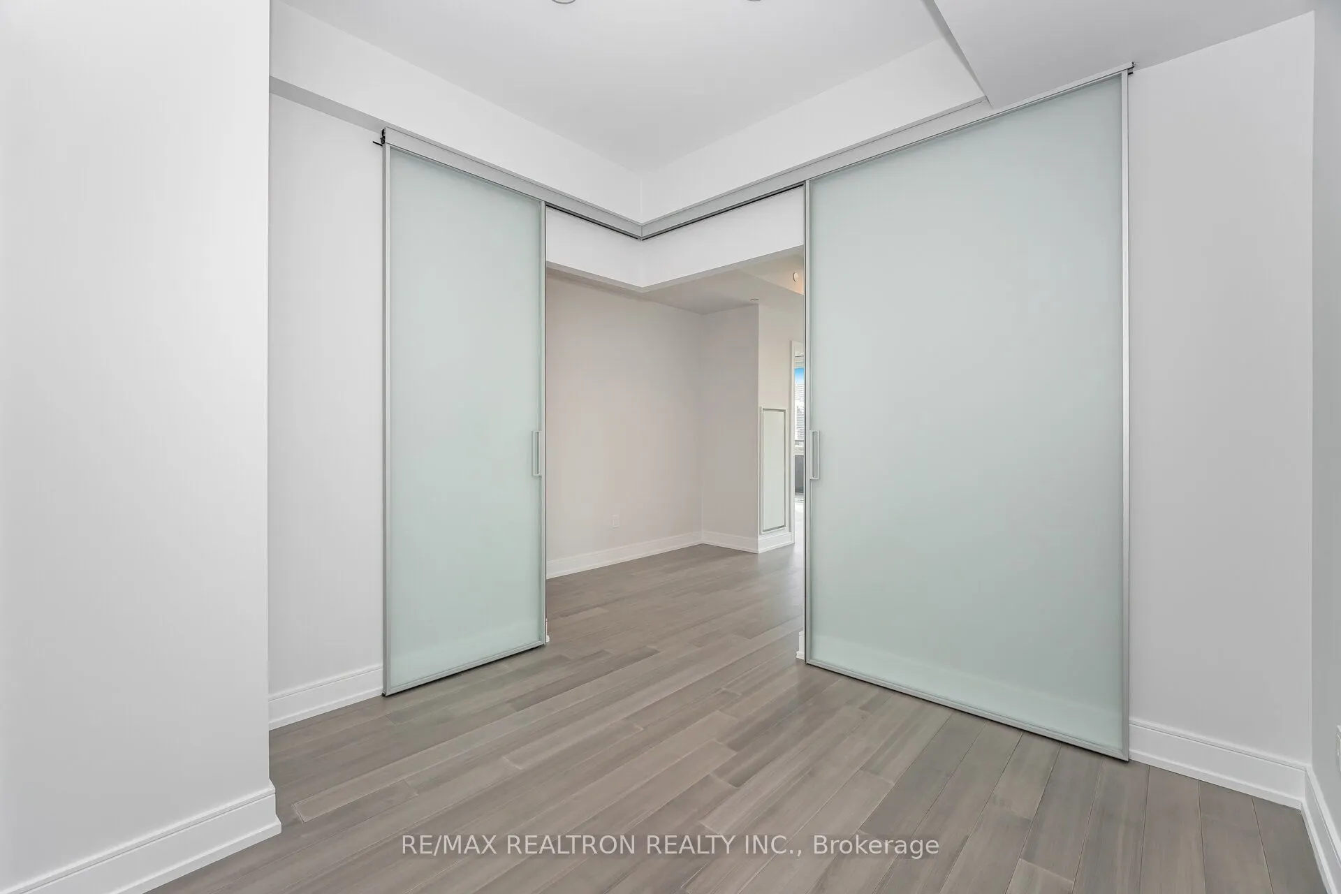 664 Spadina Avenue, #907