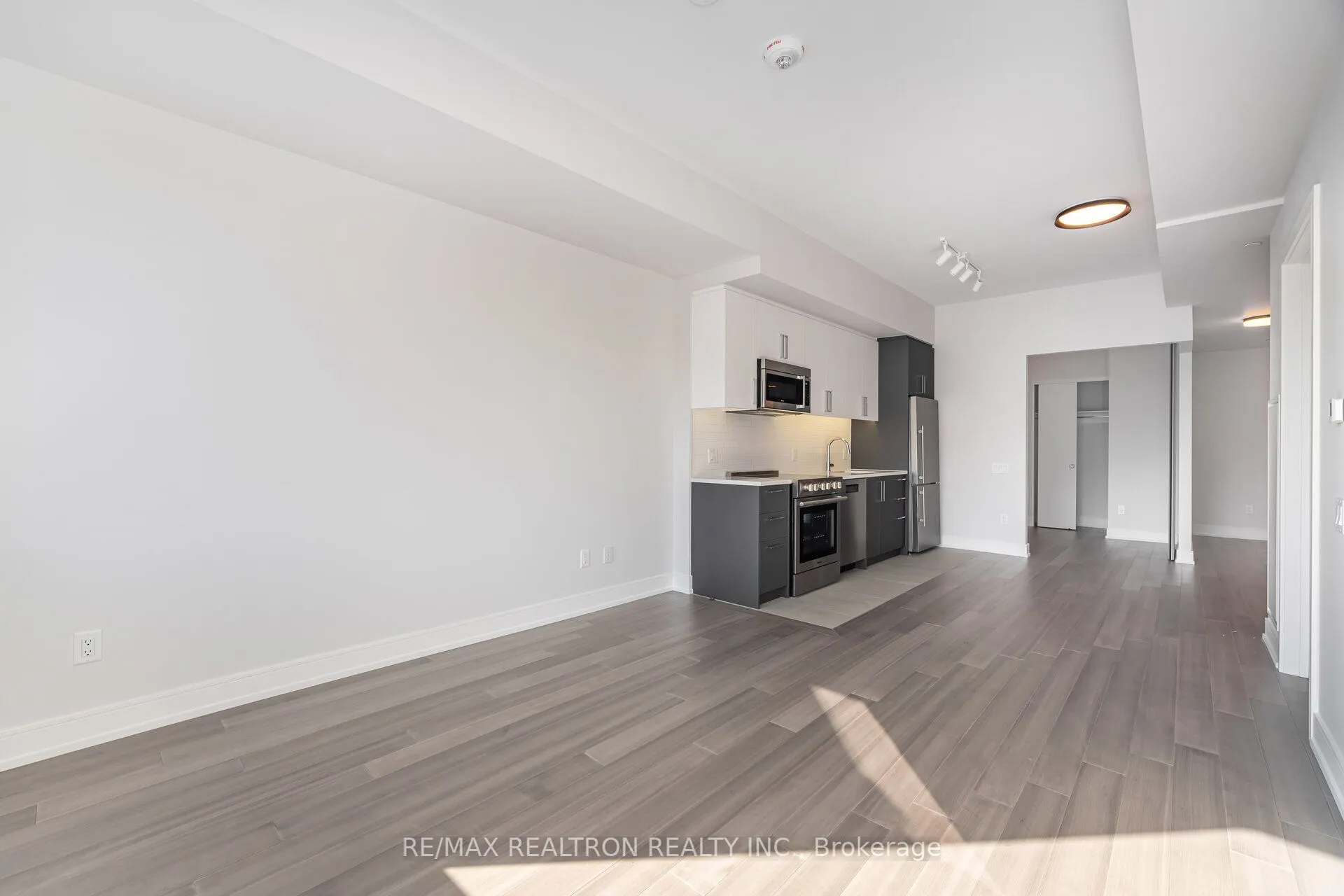 664 Spadina Avenue, #907