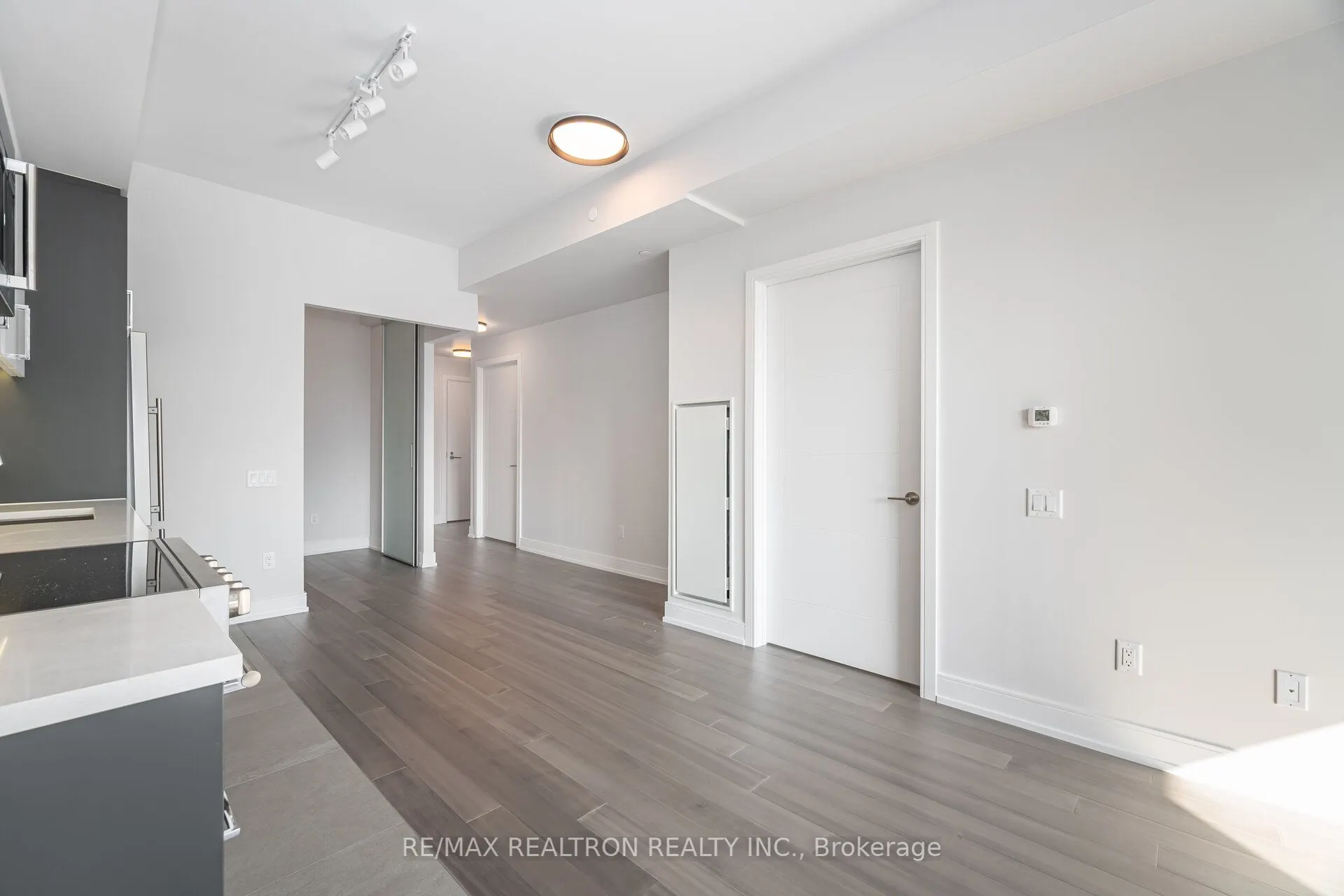 664 Spadina Avenue, #907