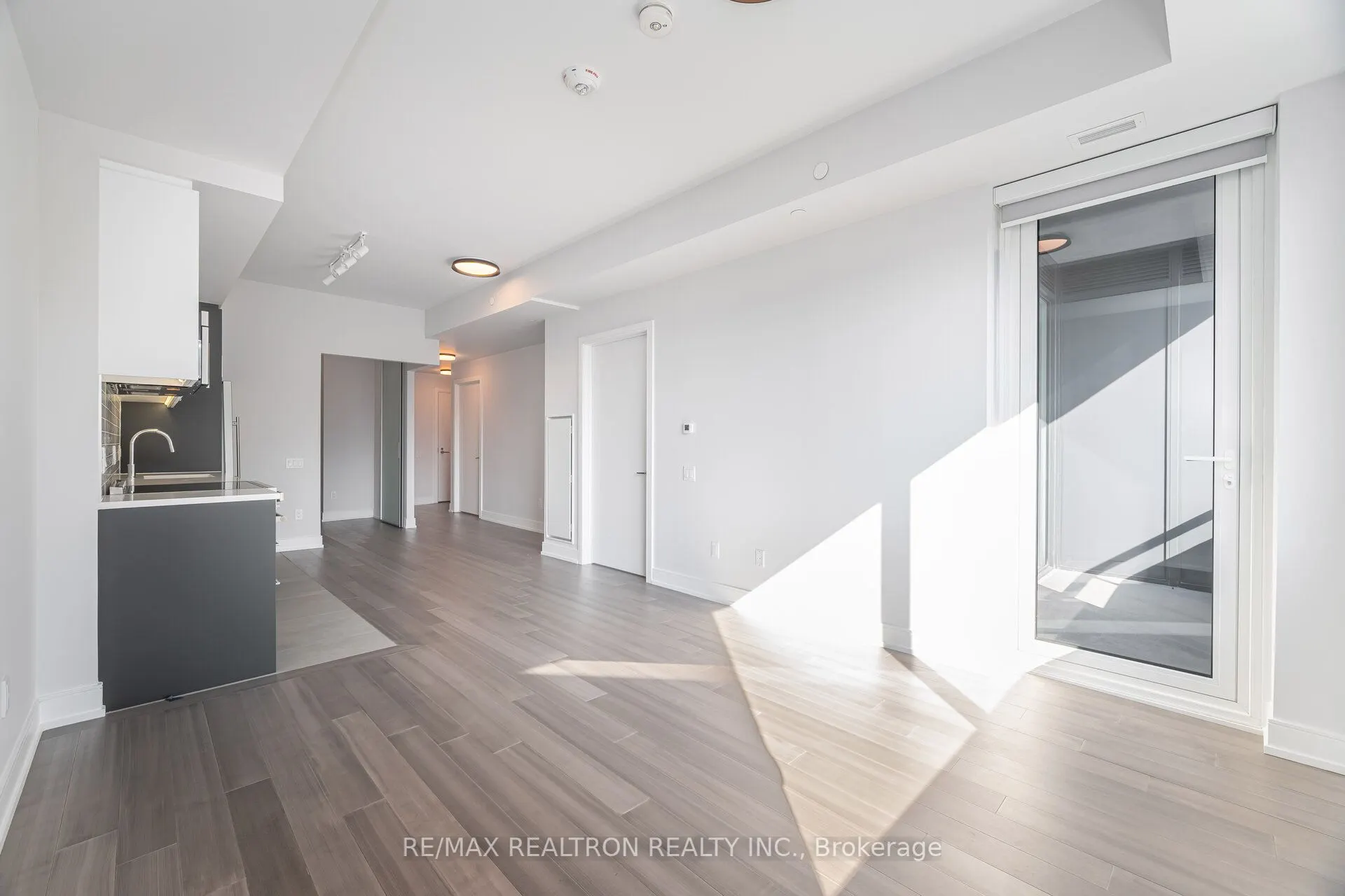 664 Spadina Avenue, #907