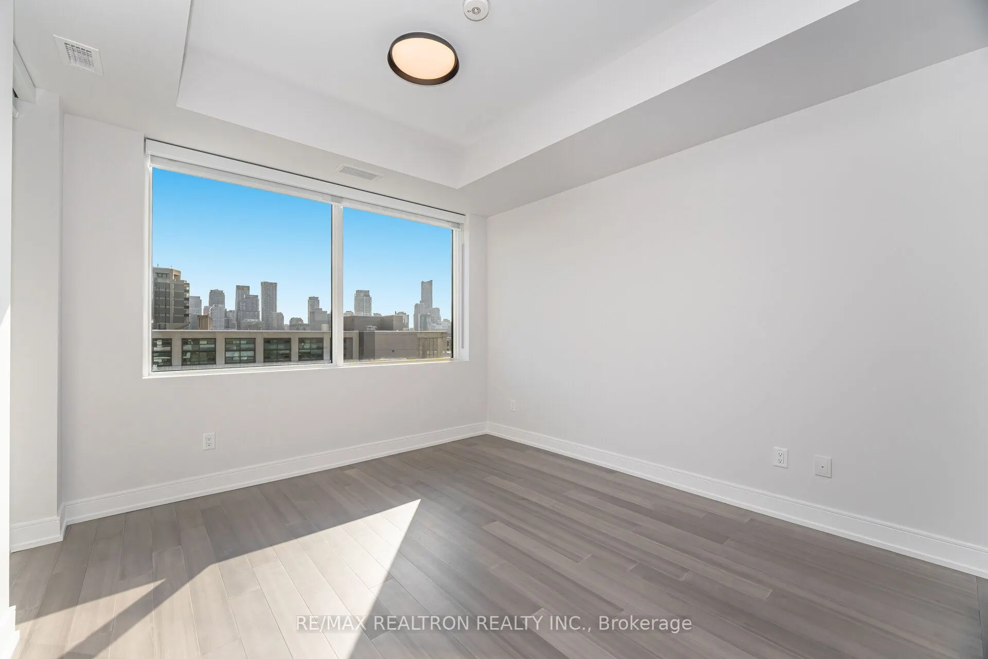 664 Spadina Avenue, #907