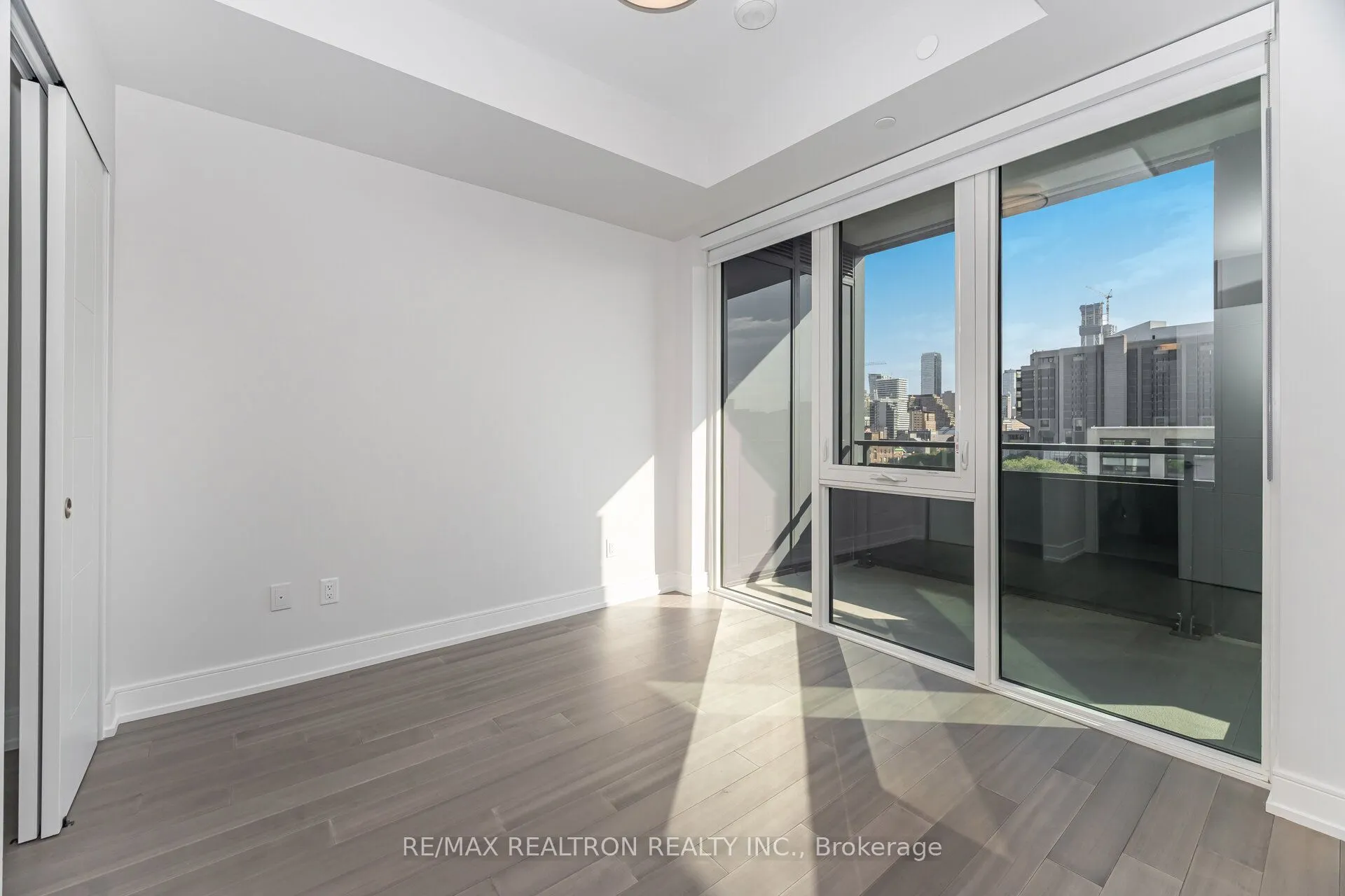664 Spadina Avenue, #907