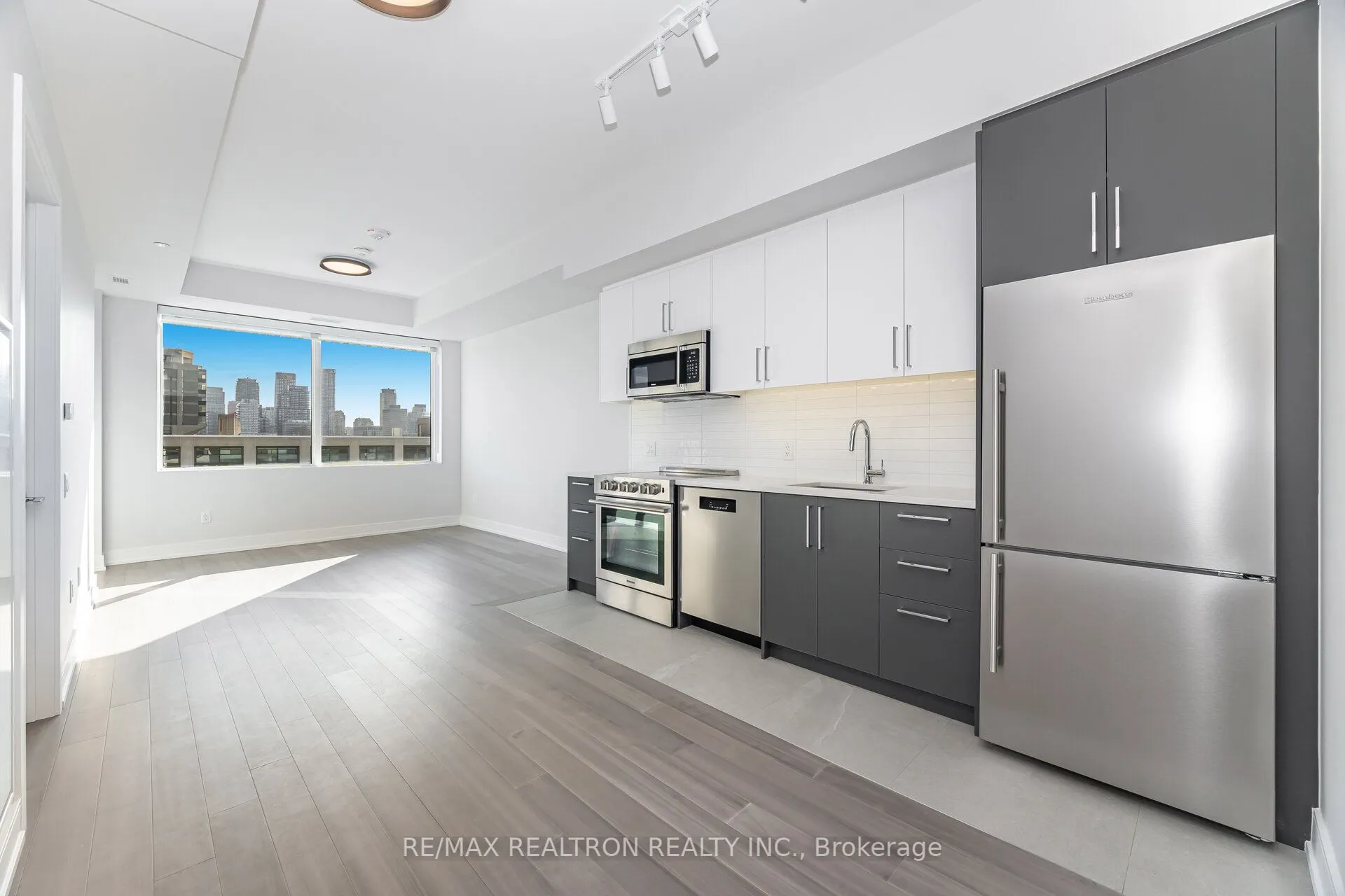 664 Spadina Avenue, #907