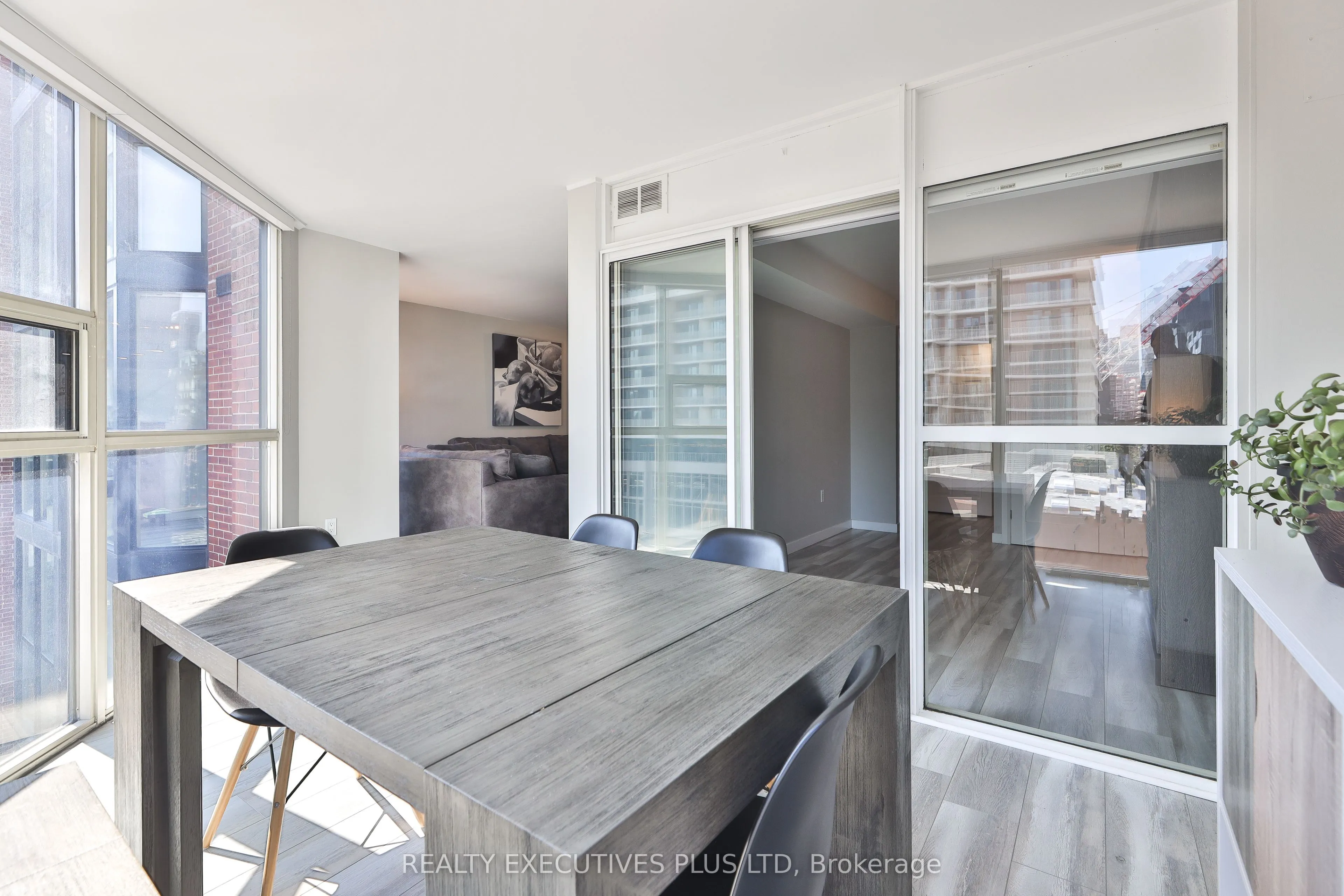 701 King Street W, #811