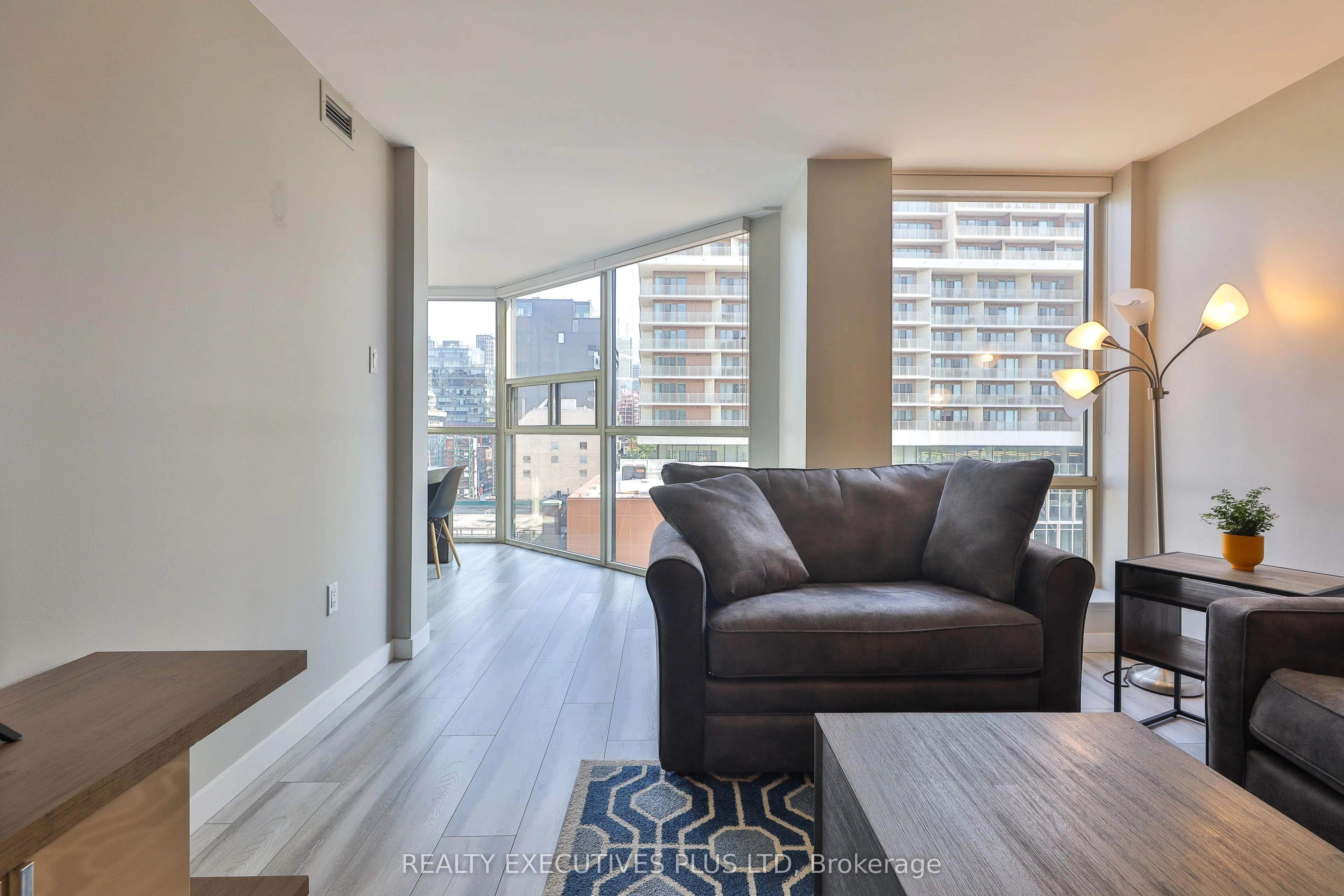 701 King Street W, #811