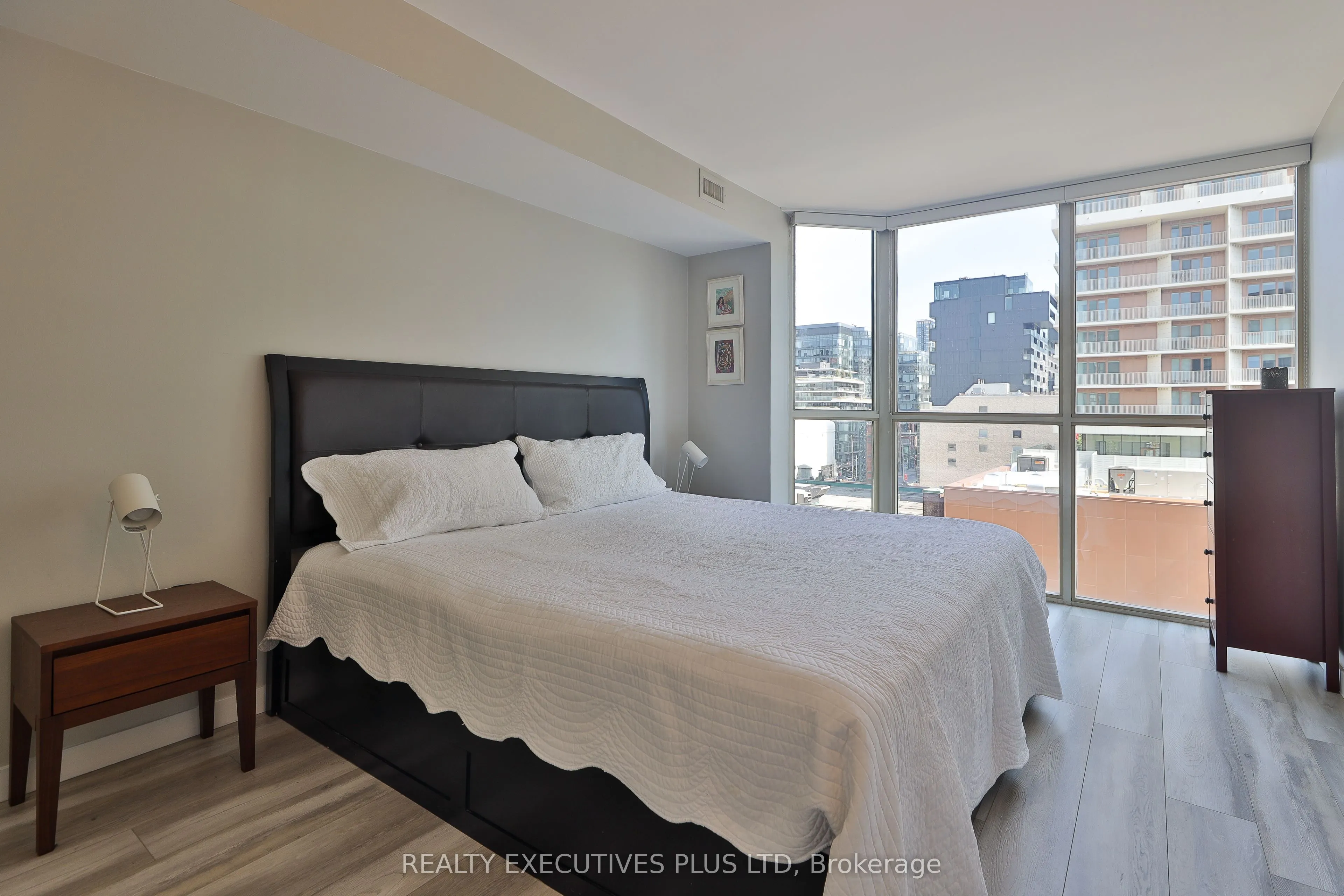 701 King Street W, #811