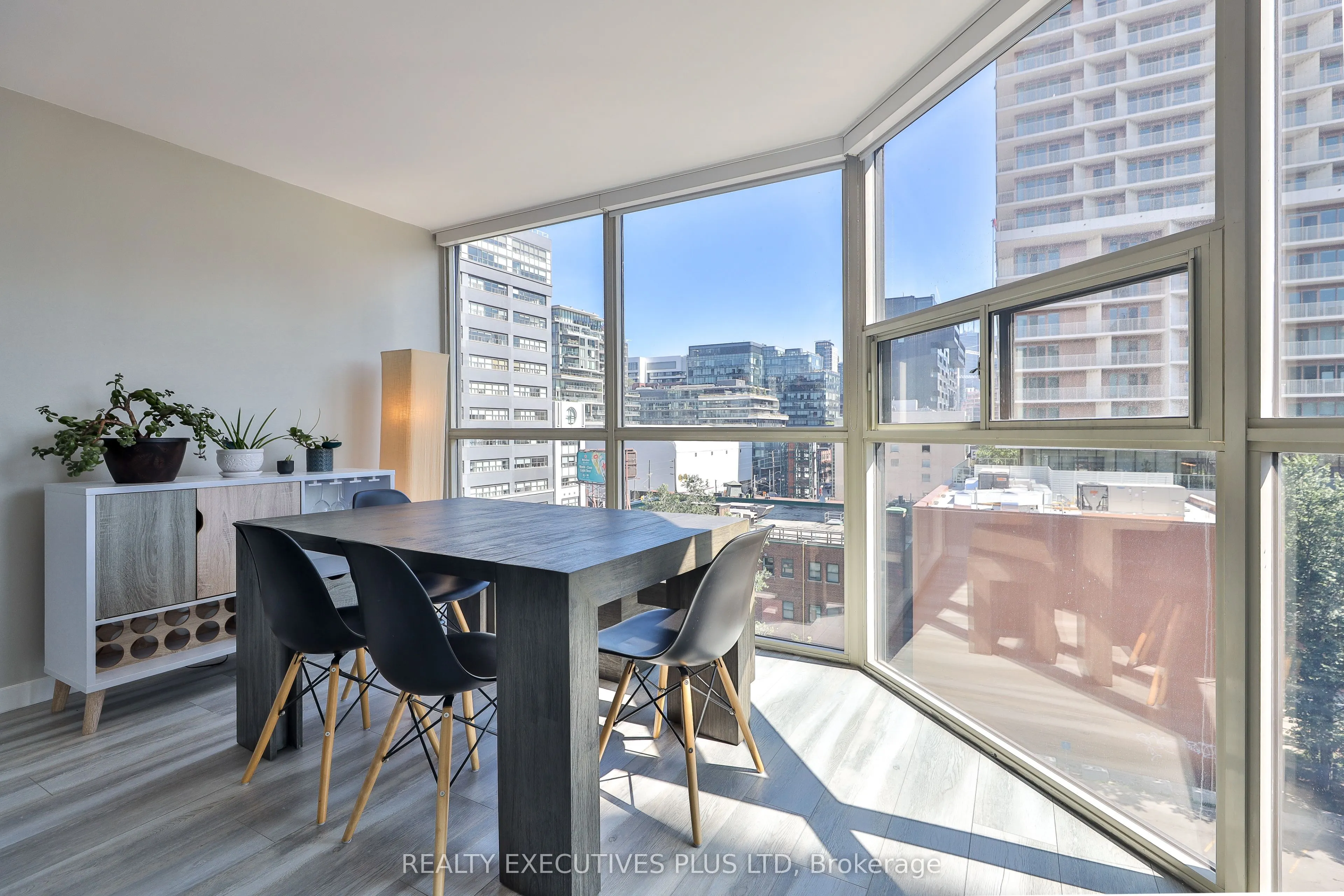 701 King Street W, #811
