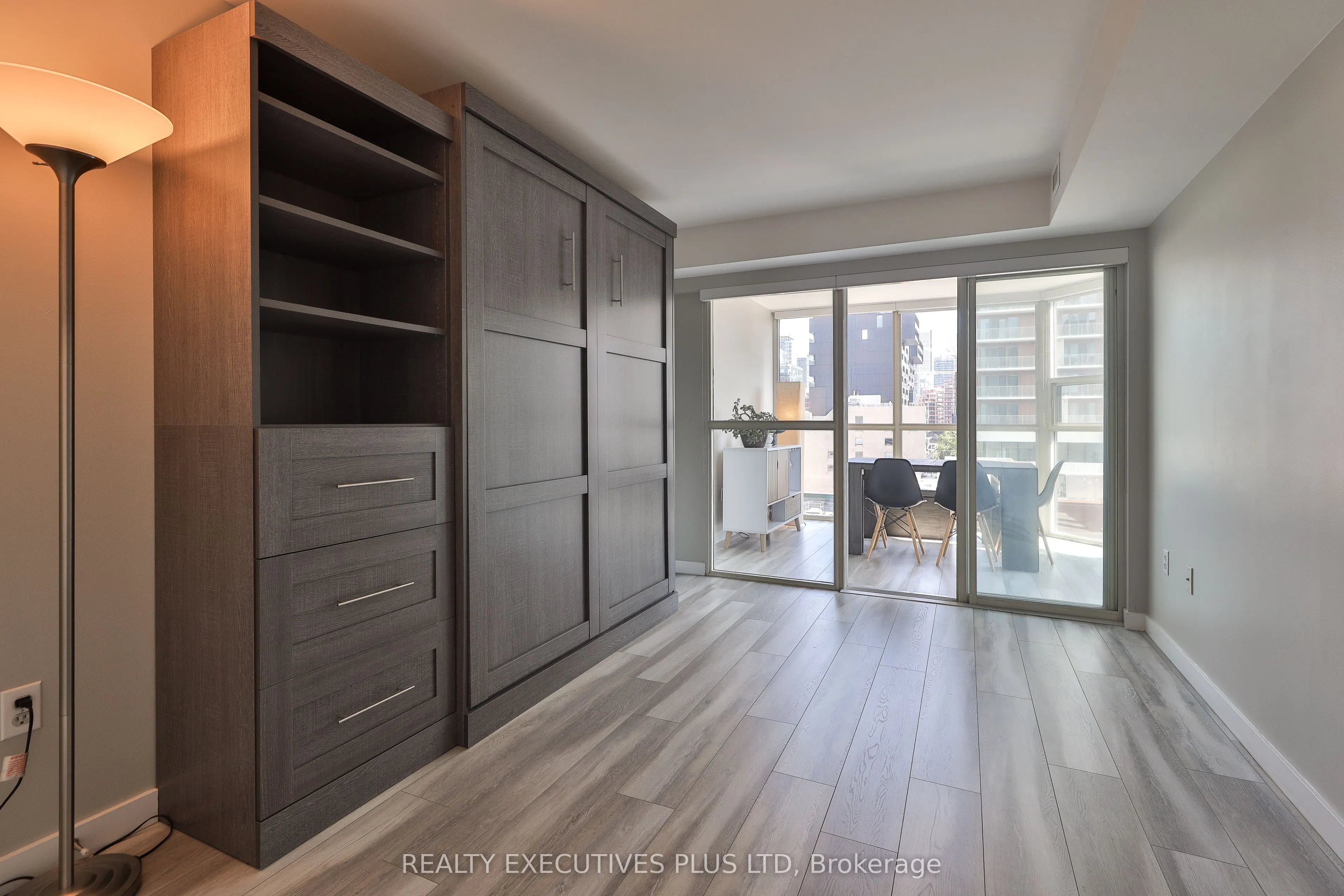 701 King Street W, #811