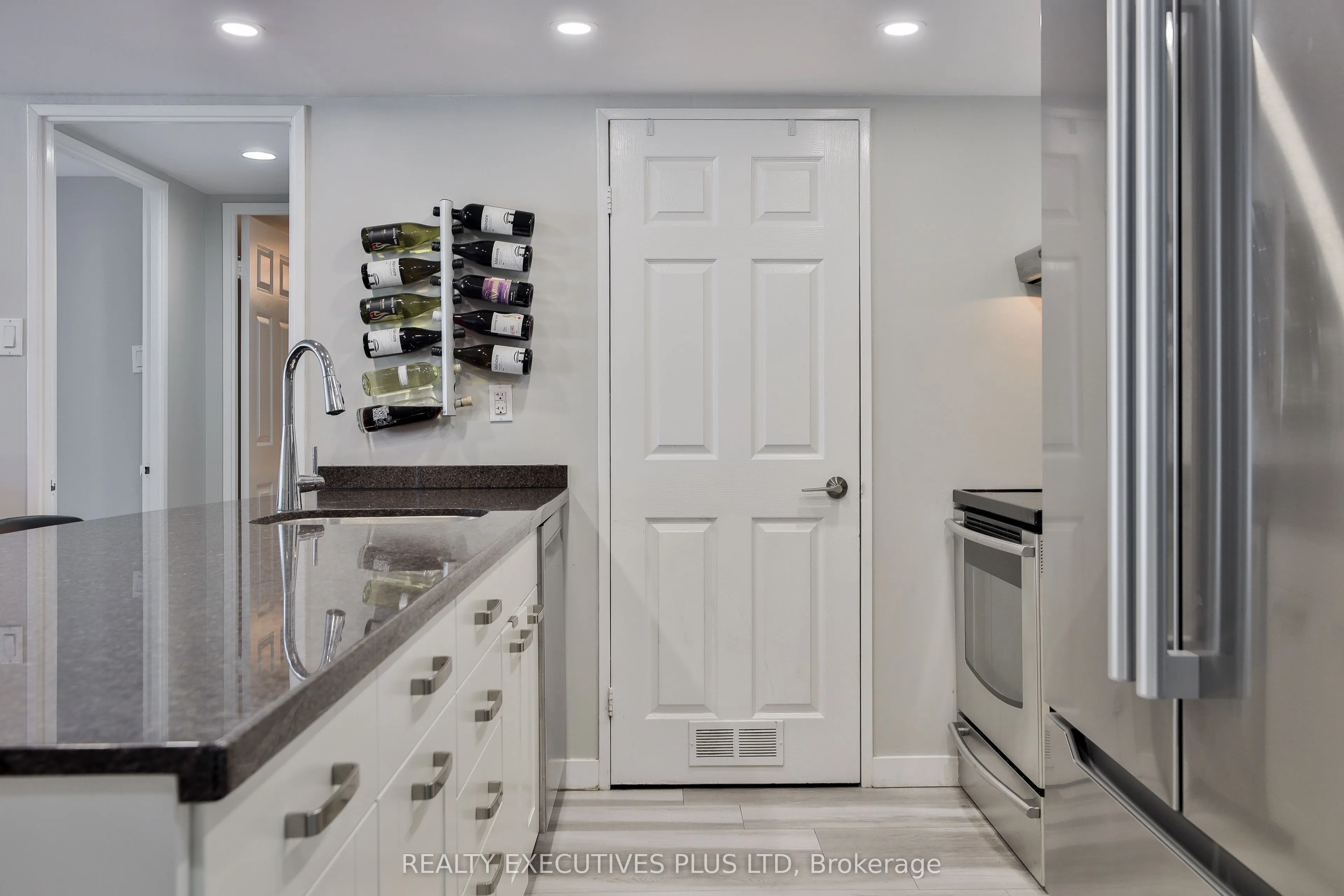 701 King Street W, #811