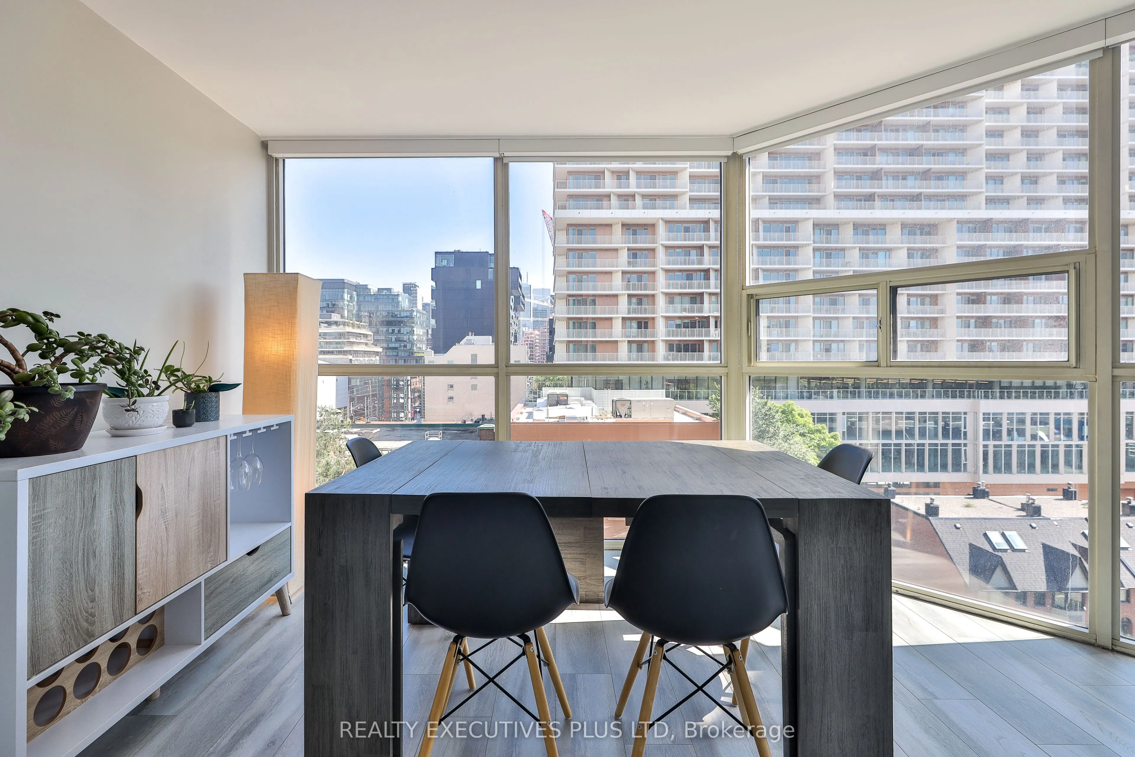 701 King Street W, #811