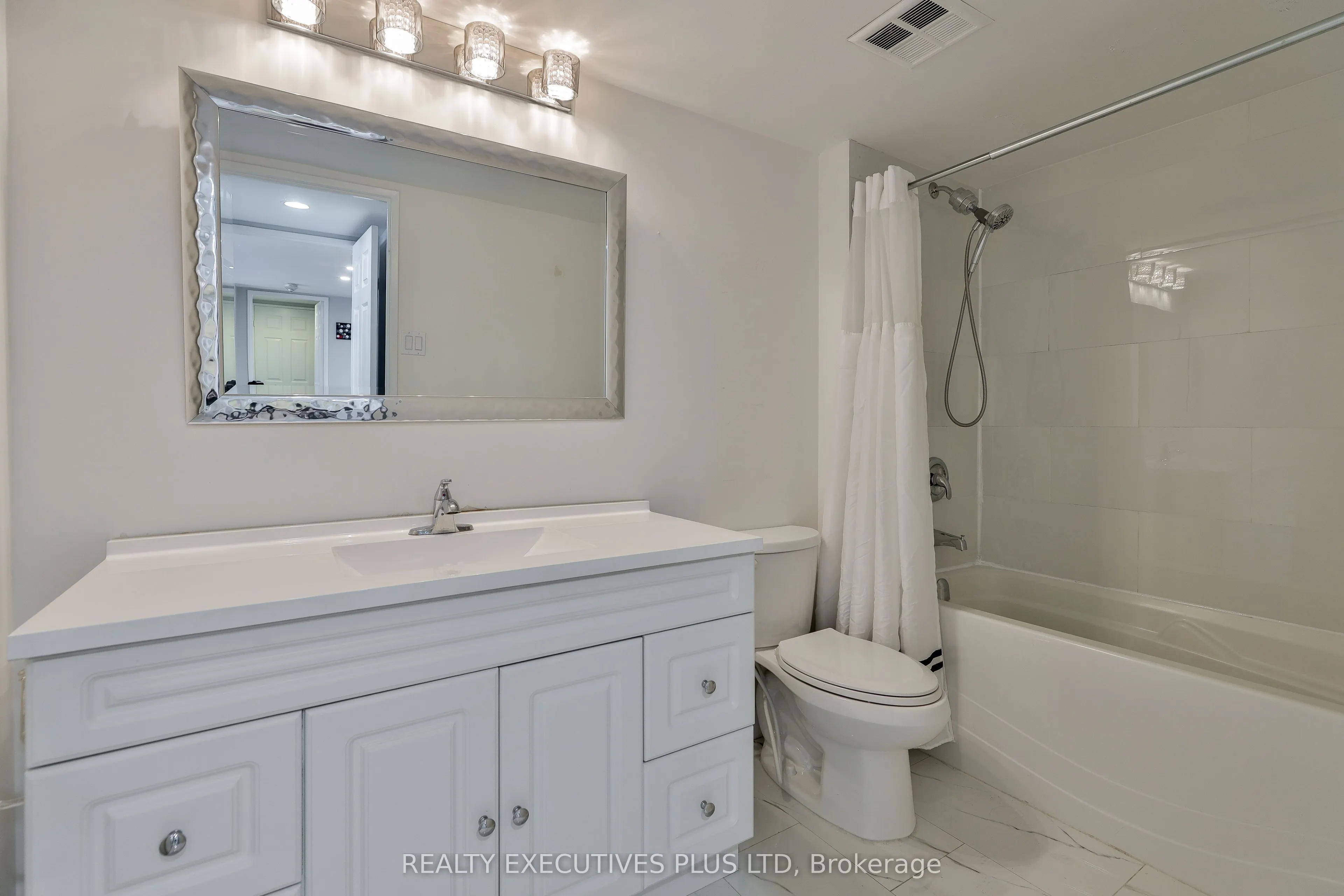 701 King Street W, #811