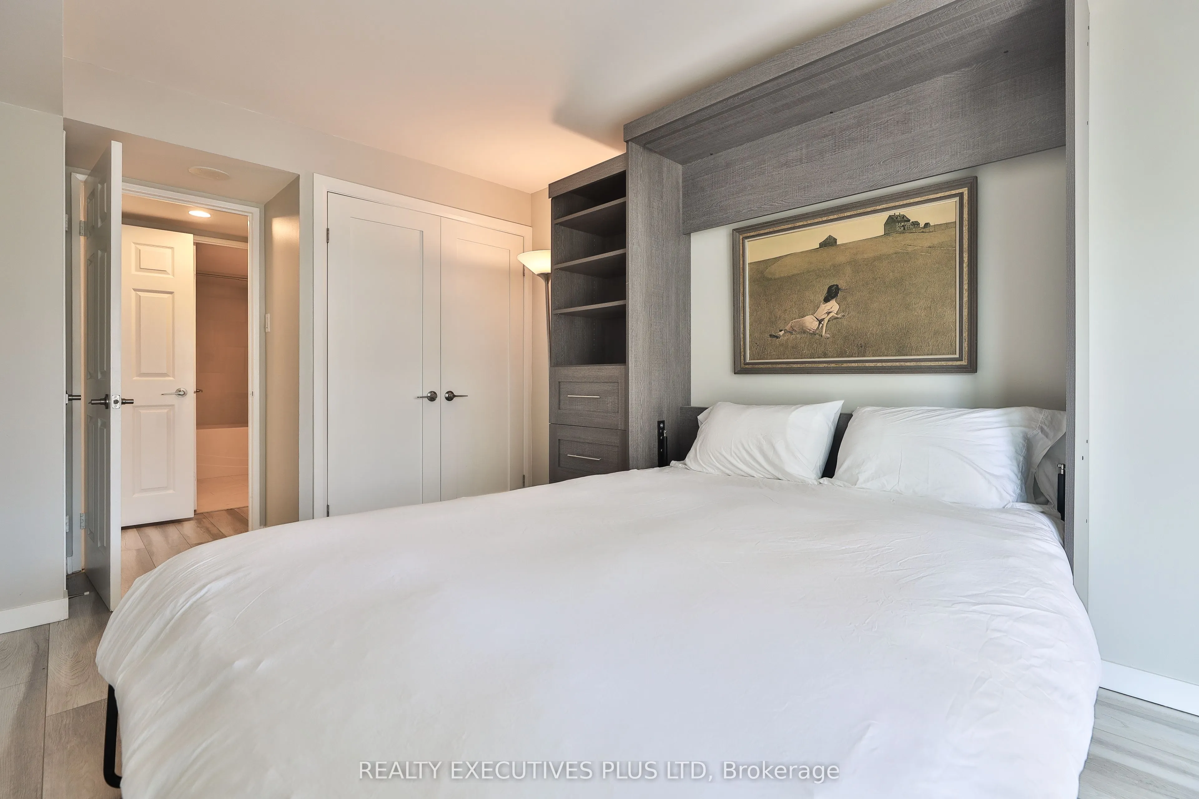 701 King Street W, #811