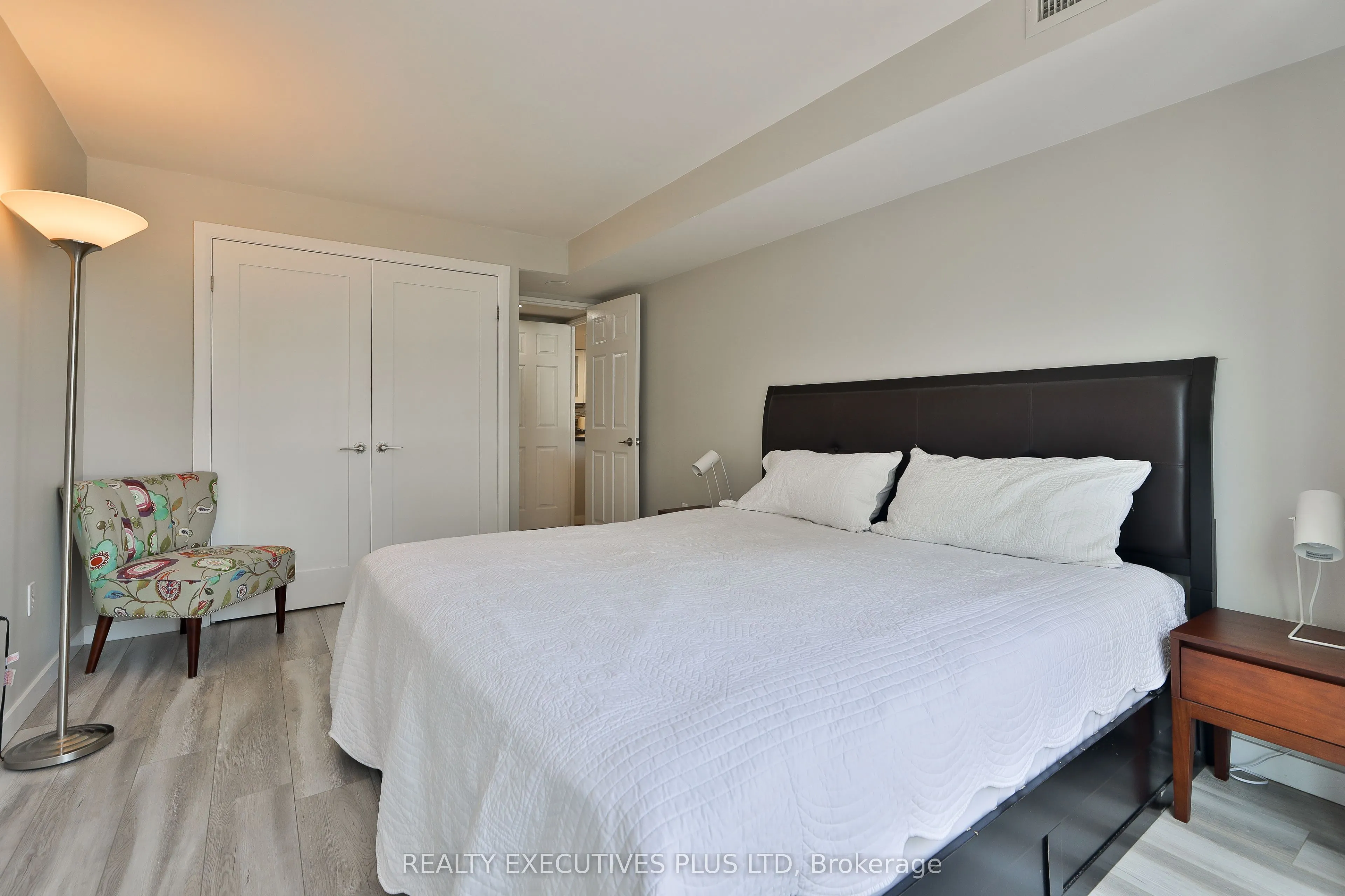 701 King Street W, #811