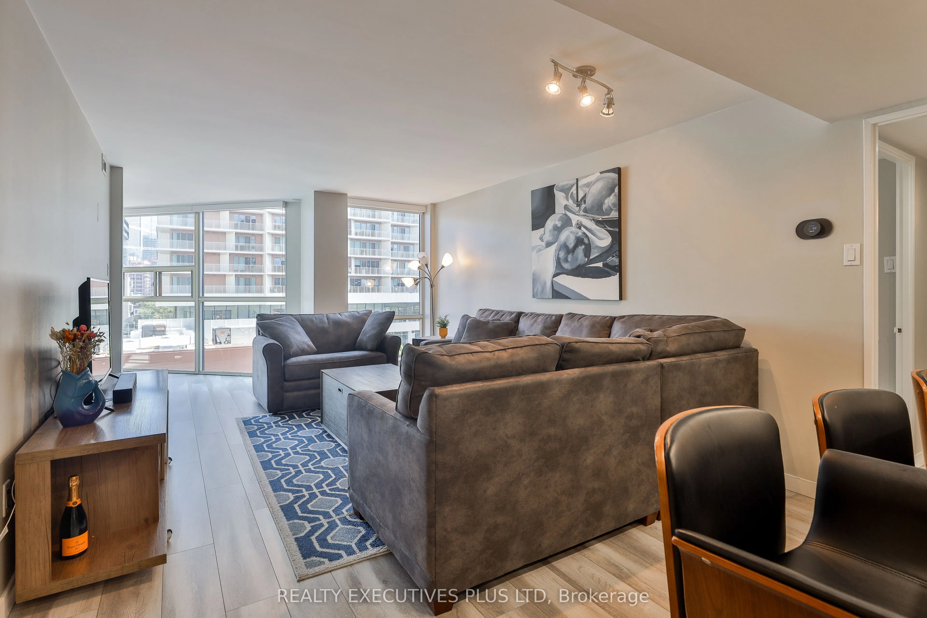 701 King Street W, #811